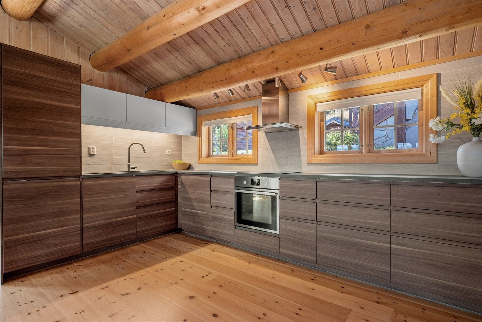 Kjøkkenet er fra 2016; moderne og stilrent med god skap- og benkeplass. Galleribilde