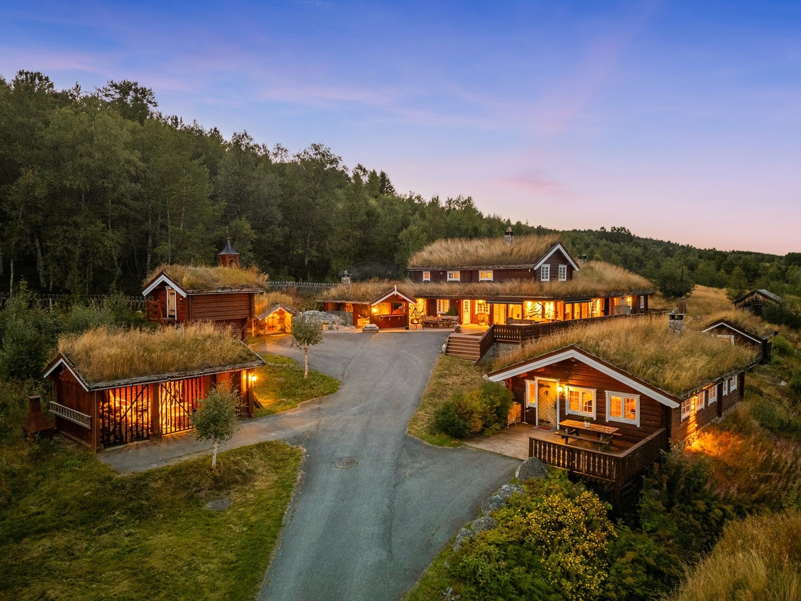 På tunet står det tre hytter, anneks, stabbur, dobbelgarasje, vedskjul med bod og ei dukkestue. Galleribilde