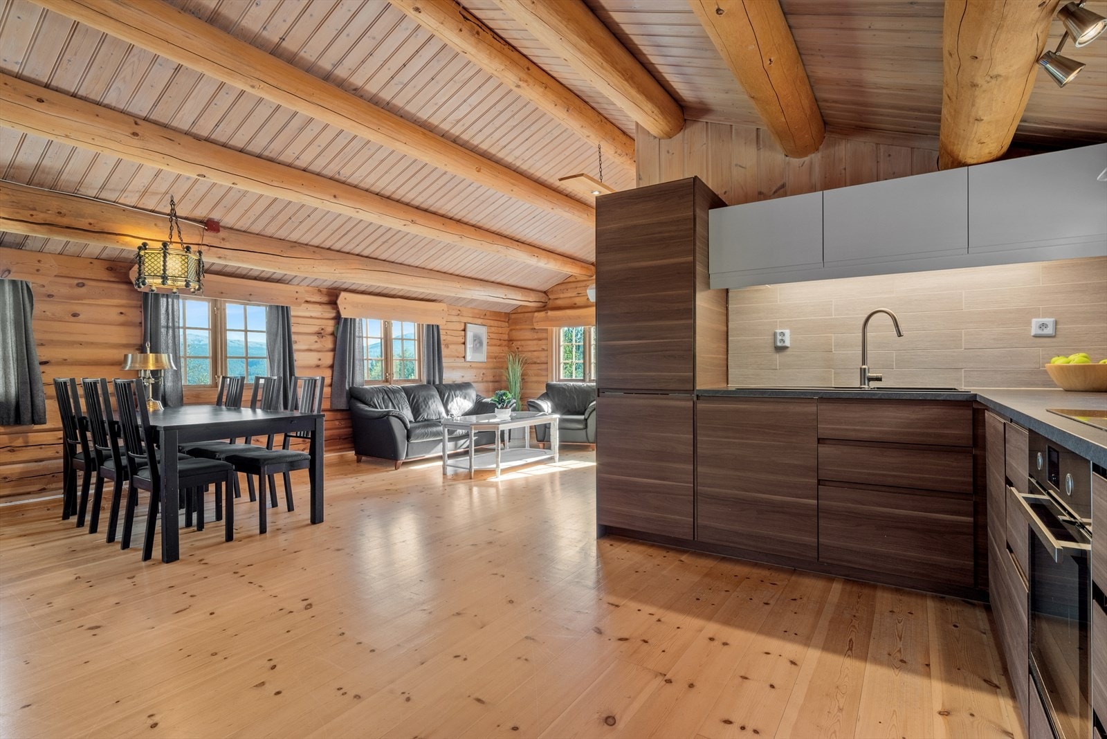 Alle hvitevarene er integrerte, bestående av platetopp, stekeovn, oppvaskmaskin og en kombinert kjøl/frys. Galleribilde