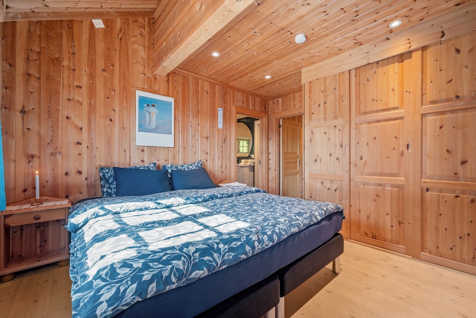 Soverommet nede ligger i suiteløsning med badet, og har mye oppbevaring i en stor skyvedørsgarderobe. Galleribilde