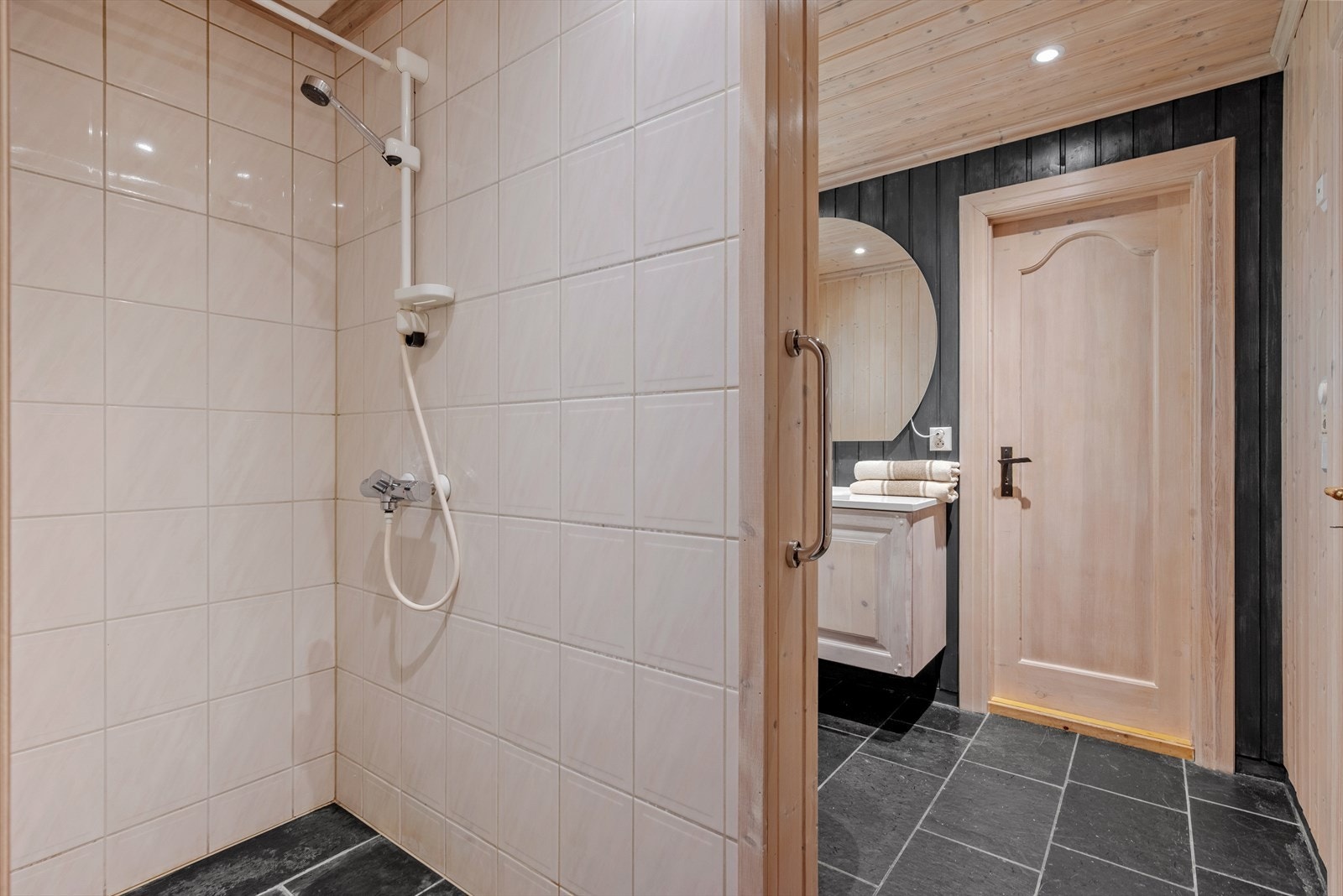 Badet er på 6 kvm og ligger mellom vaskerommet og det tekniske rommet. Galleribilde