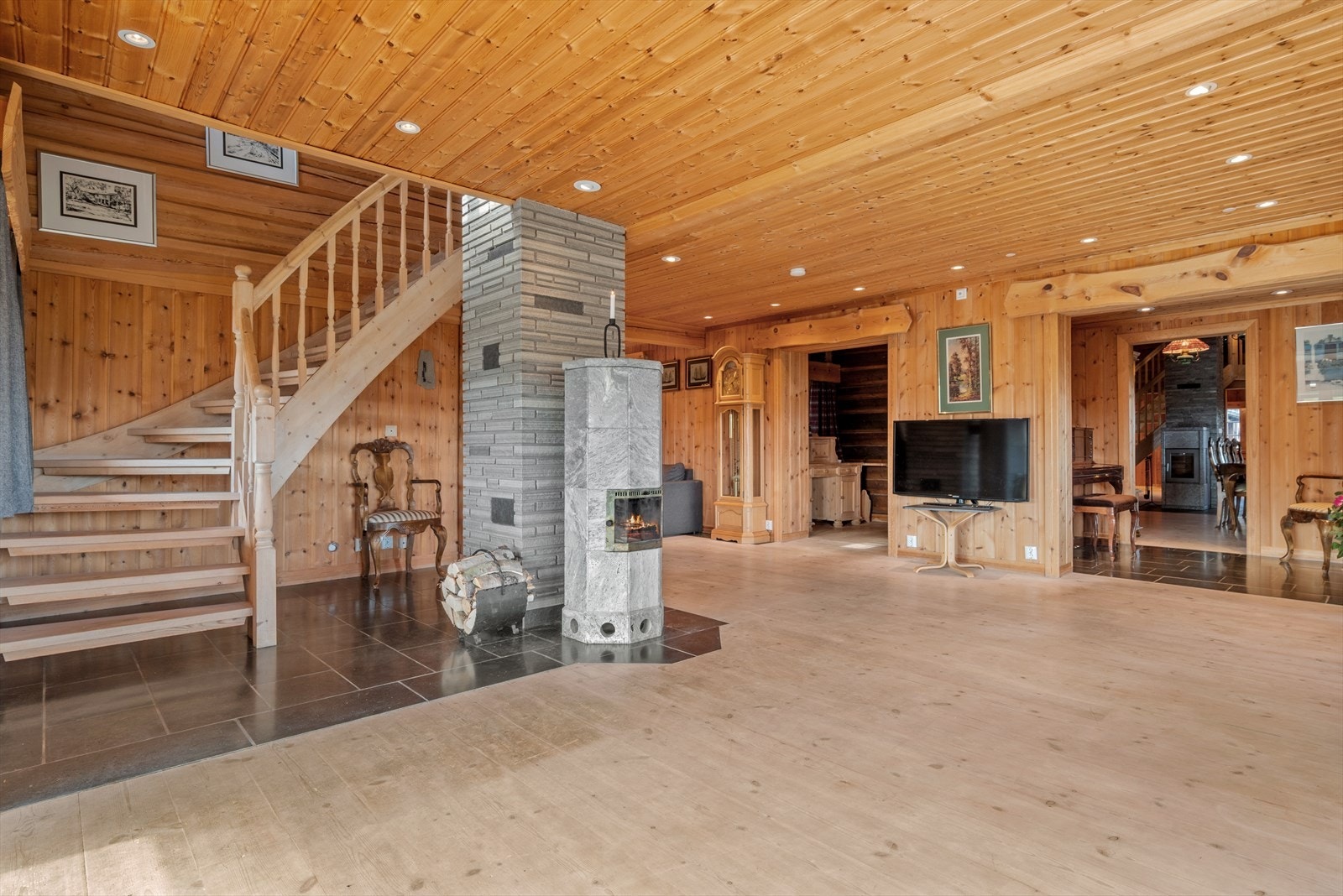 Atmosfæren er lun og god, med både varmepumpe og klebersteinsovn. Galleribilde