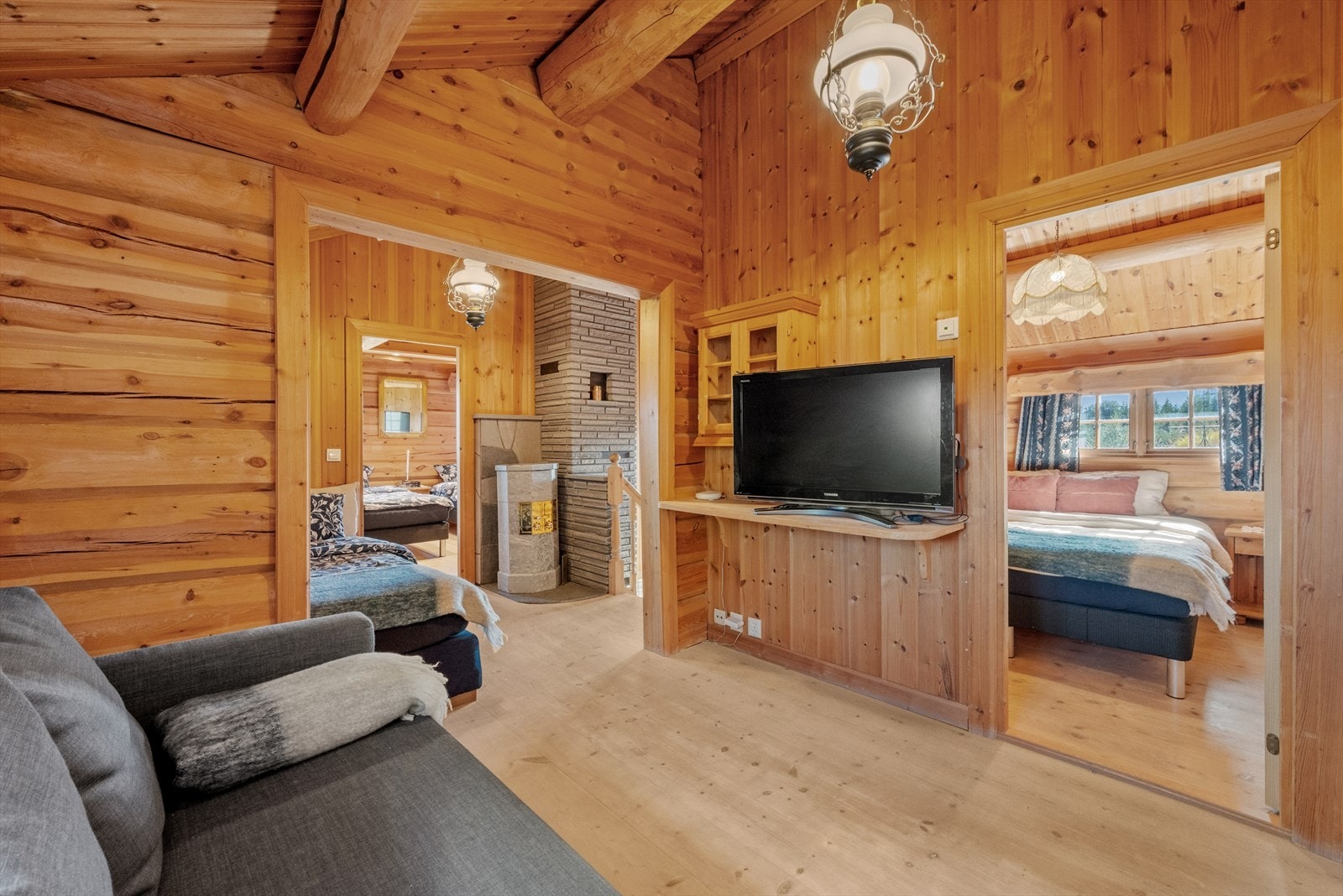 I 2. etasje har hytta en kjærkommen stue, perfekt hvis man ønsker å trekke seg tilbake for litt egentid Galleribilde