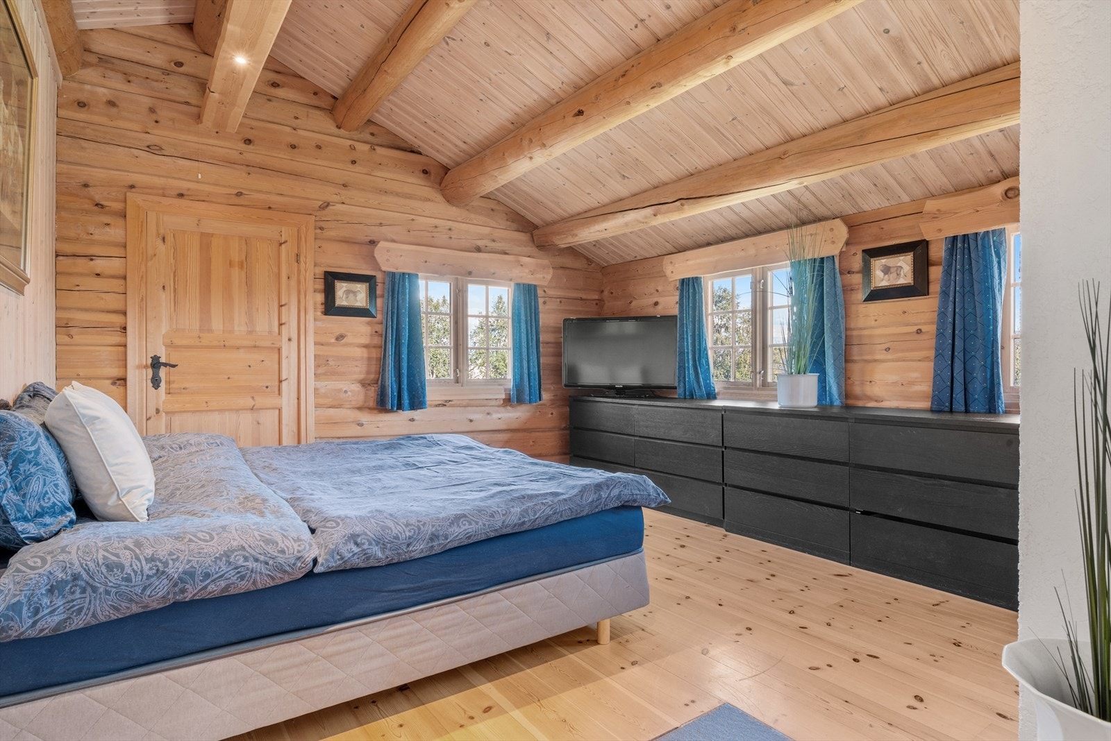 Det største soverommet er på hele 16,8 kvm. - med god plass til dobbeltseng og oppbevaring. Galleribilde