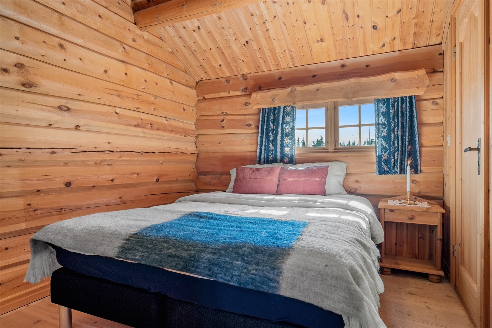 Soverommet nede måler ca. 11 kvm, mens rommene oppe er tildelt arealer på henholdsvis ca. 7,2 og 18,2 kvm. Galleribilde