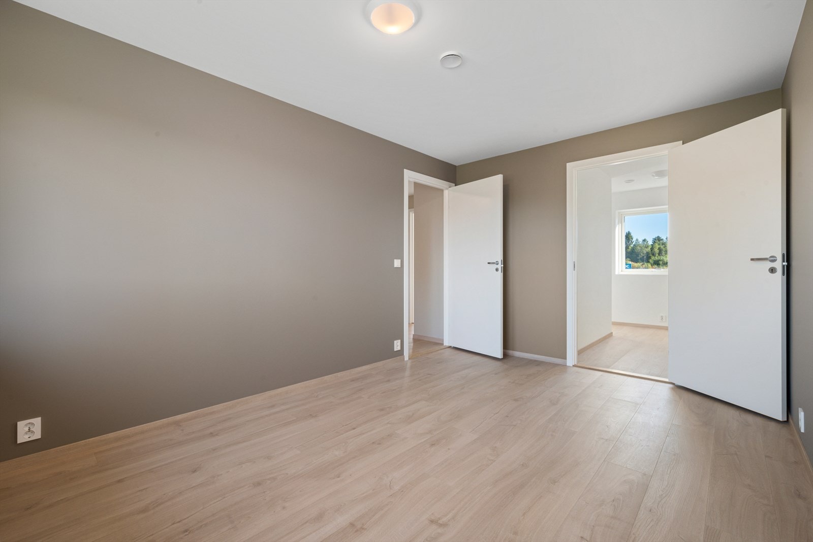 Hovedsoverommet på drøye 12 kvm ligger i direkte tilknytning til et walk-in closet. Galleribilde