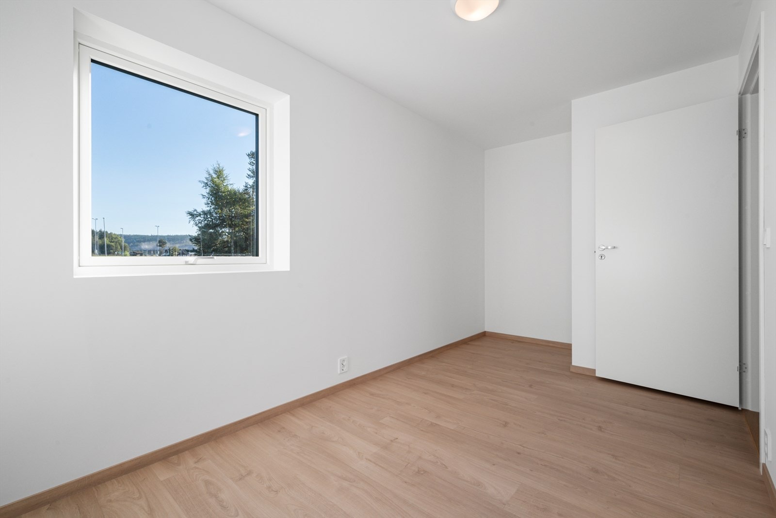 Soverom 3 er ca. 9,5 kvm og passer fint både som barnerom, lekerom og gjesterom, og det kan innredes som kontor. Galleribilde