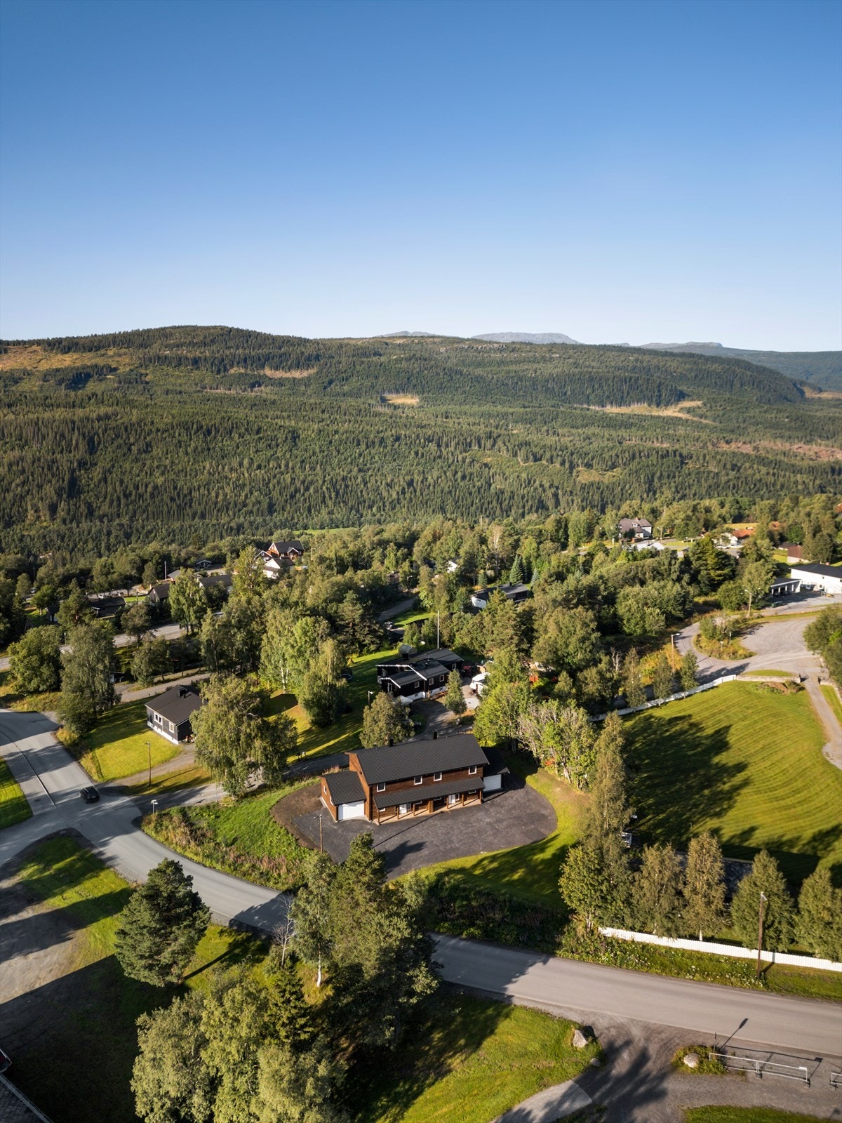 For ytterligere servicetilbud er Oppdal sentrum ca. 40 min unna i bil med blant annet kjøpesenter med en rekke butikker, og populære Oppdal skisenter. Galleribilde