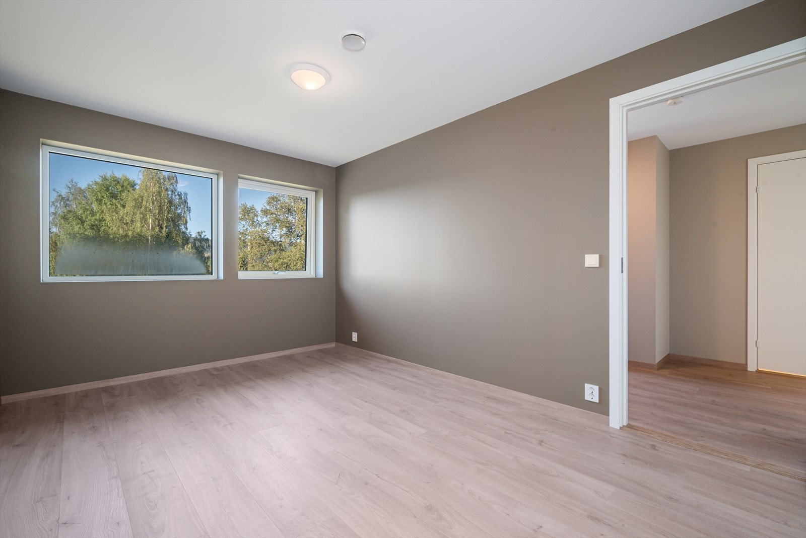 Boligen har totalt 3 soverom av god størrelse. Her har man god plass til dobbeltseng og ønsket møblering. Galleribilde