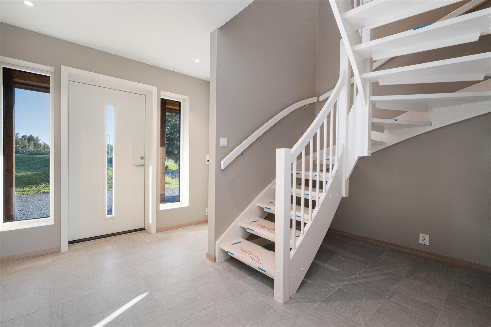 Den romslige entréen i underetasjen er flisbelagt og har varmekabler. Det gjør den praktisk og lettholdt året gjennom. Galleribilde