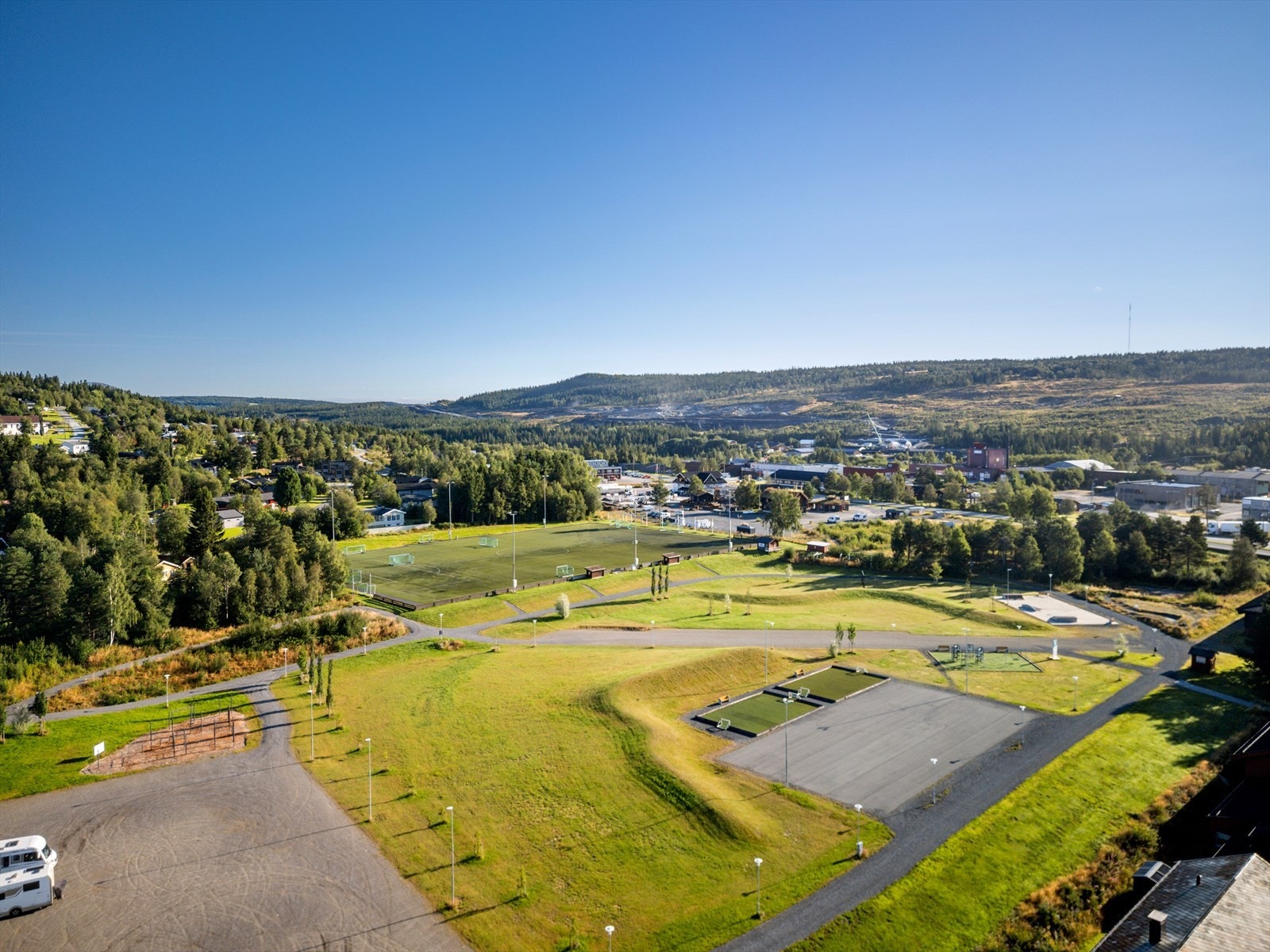 Like ved finner du også Berkåk fotballstadion med 11'er + 2 stk 3'er kunstgressbaner, samt store lekeområder. Galleribilde