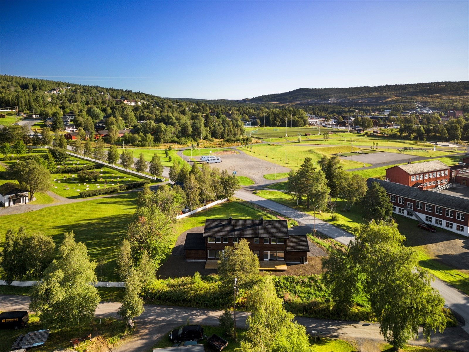 Fra eiendommen er det kort vei til sentrum som kan by på bl.a bensinstasjon, dagligvare, veikro mm. Det er gangavstand til Rennebu barne- og ungdomsskole. Galleribilde