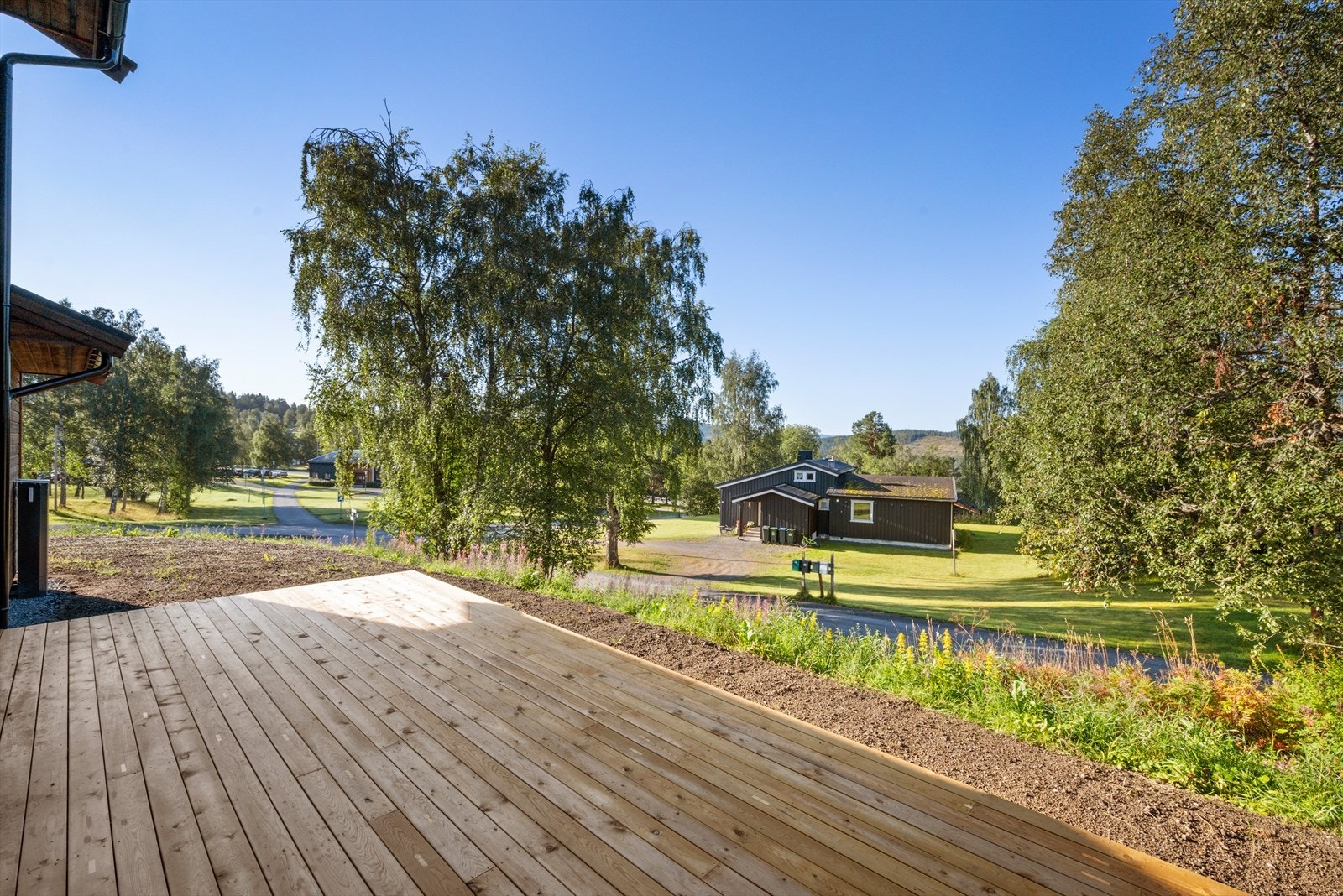 Her er det god plass til både gode møbler, kaffebord, grill, plaskebasseng, leker og beplantning. Galleribilde