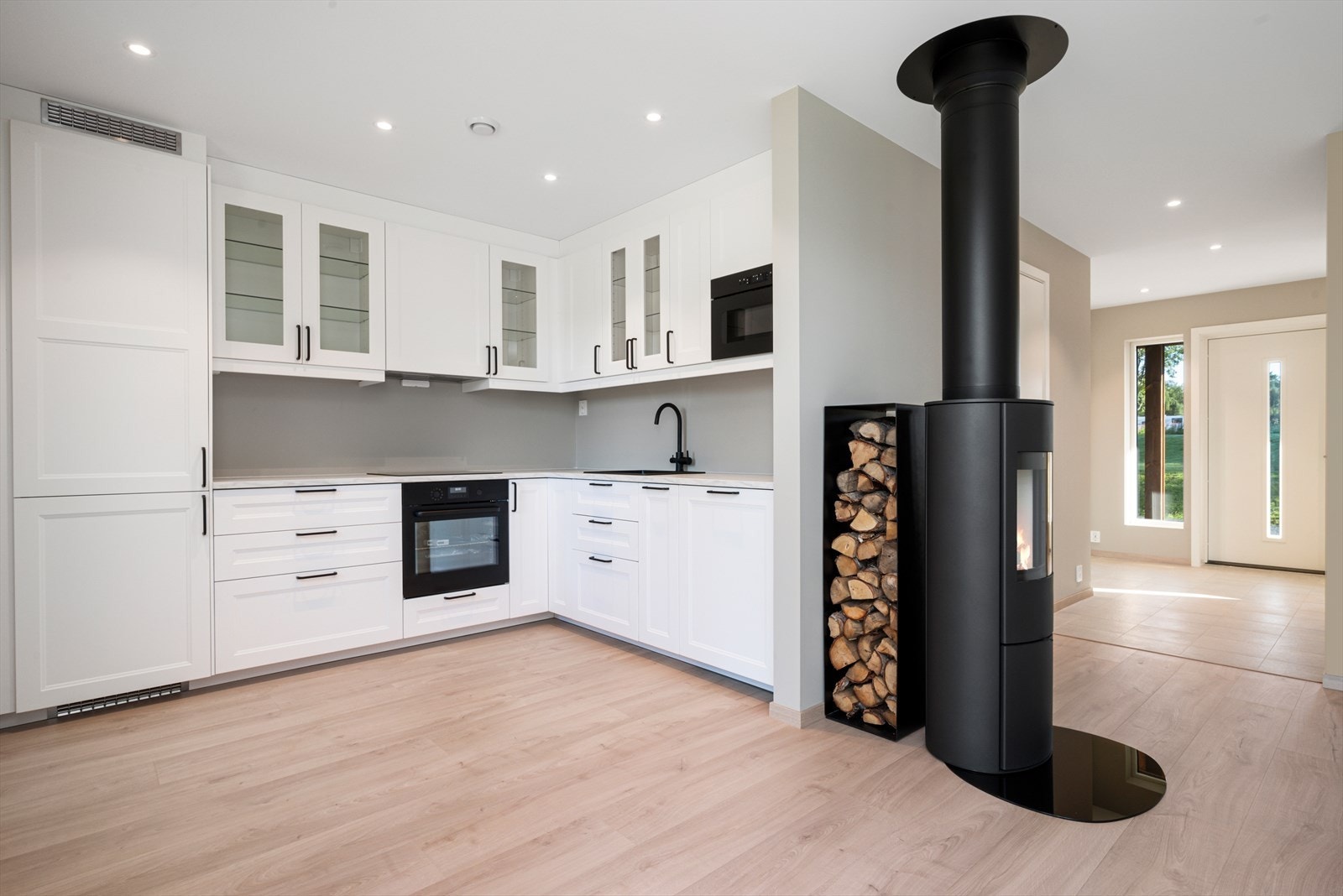 Lyst og innbydende kjøkken med god skap- og benkeplass. Galleribilde