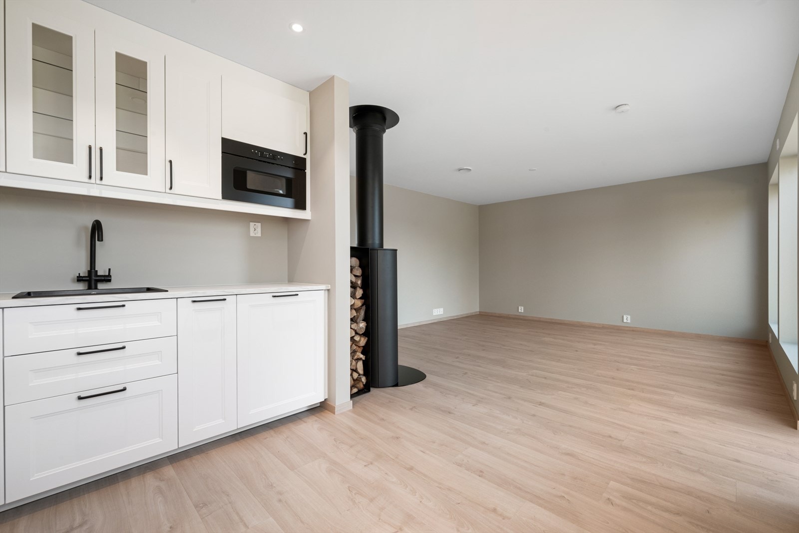 Smart innredning gir et moderne uttrykk og god arbeidsflyt, og den legger til rette for praktisk organisering. Galleribilde