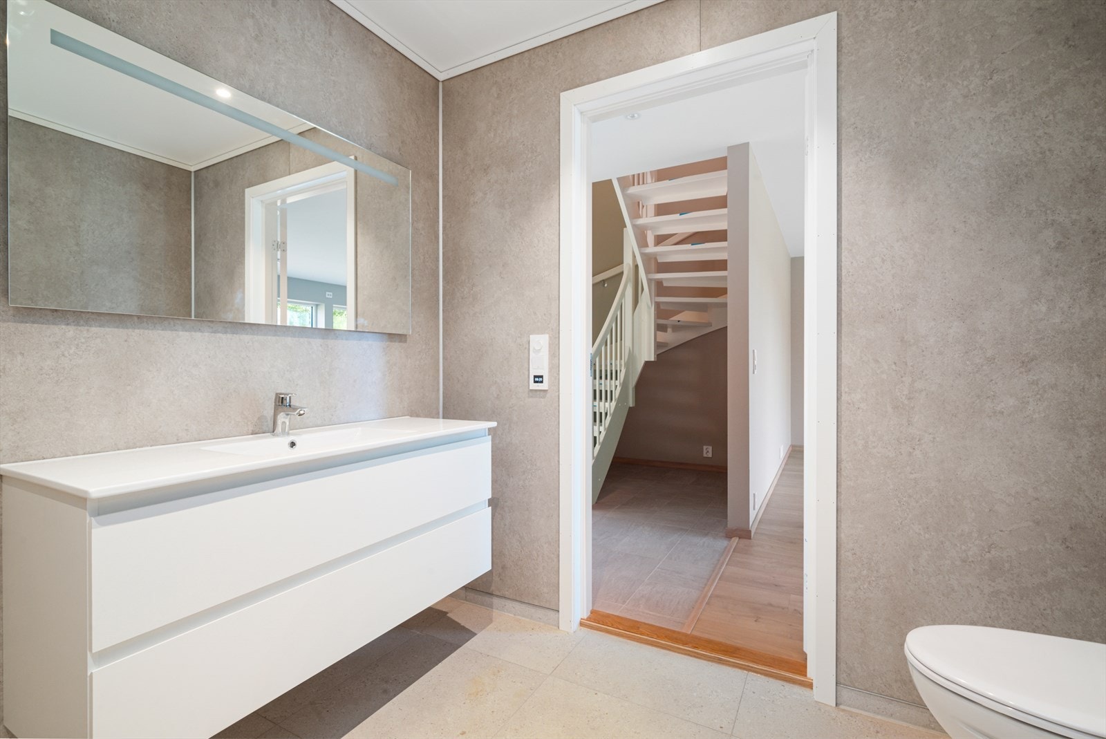 Hver etasje har ett moderne bad av god størrelse. Galleribilde