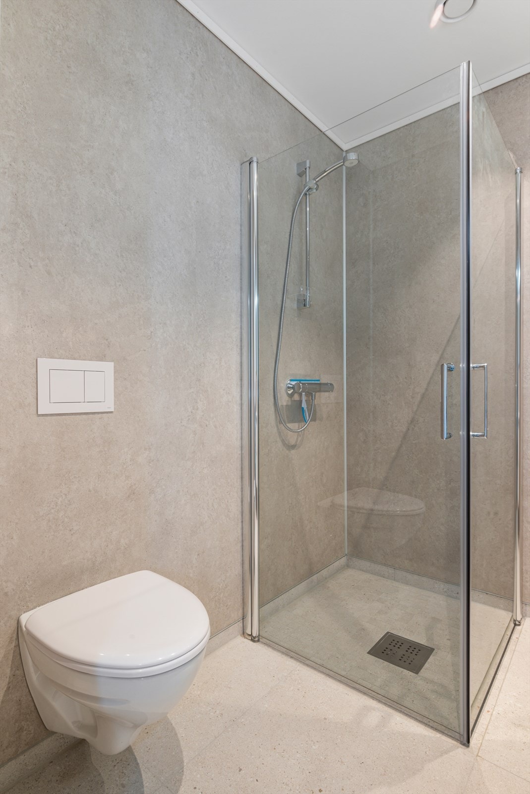 Videre er det utstyrt med servantskap, innfellbare dusjdører og vegghengt WC. Galleribilde