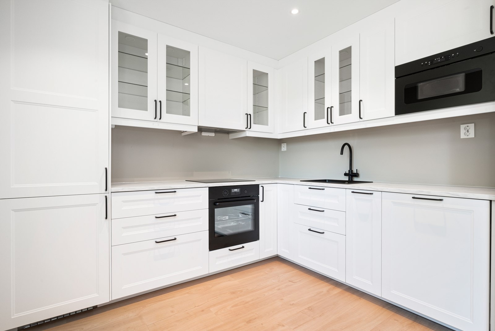 Kjøkkeninnredningen er levert fra Norema, med alt av hvitevarer levert av Electrolux. Galleribilde