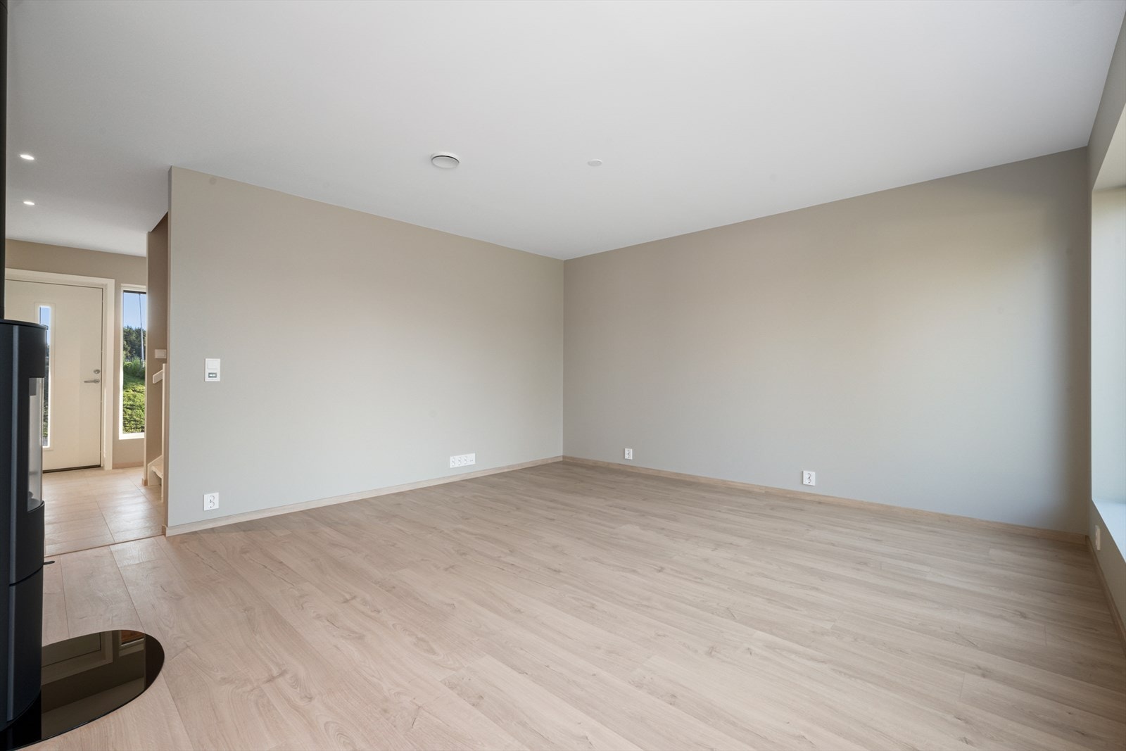 Den åpne stuen gir god romfølelse, samtidig som den innbyr til lune og hyggelige soner. Galleribilde