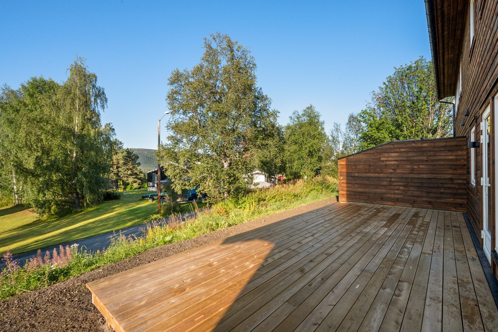 På baksiden gir terrassen et fint og delvis skjermet oppholdsområde for store og små. Galleribilde