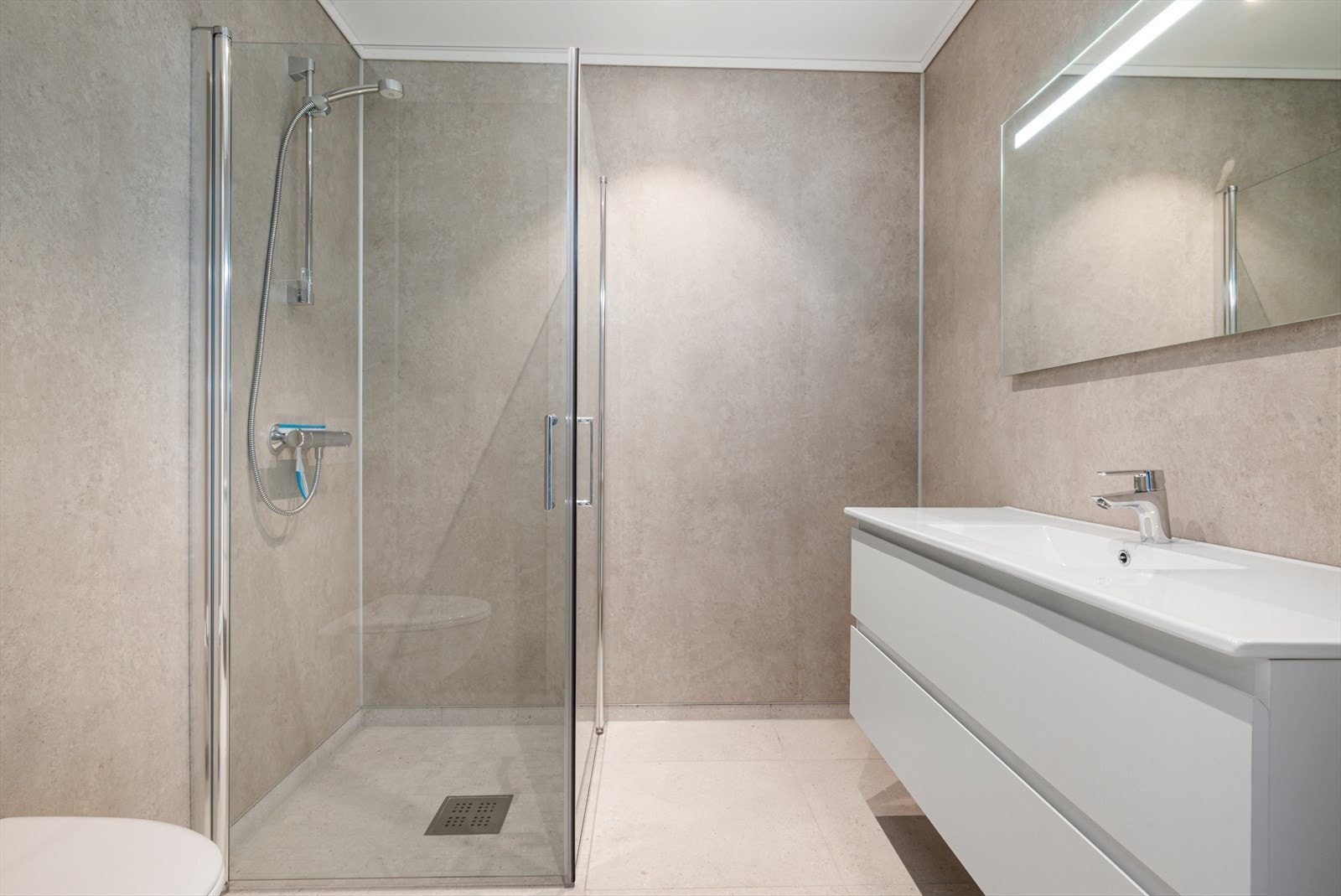 Badet i 2.etg har baderomsinnredning er levert av Norema, med underskap, servant og speil med integrert LED-lys. Galleribilde