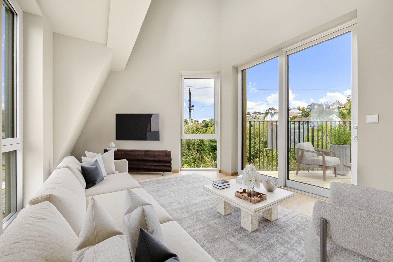 Leiligheten nyter store vindusflater og en ekstra god takhøyde som gir en lys og luftig romfølelse Galleribilde