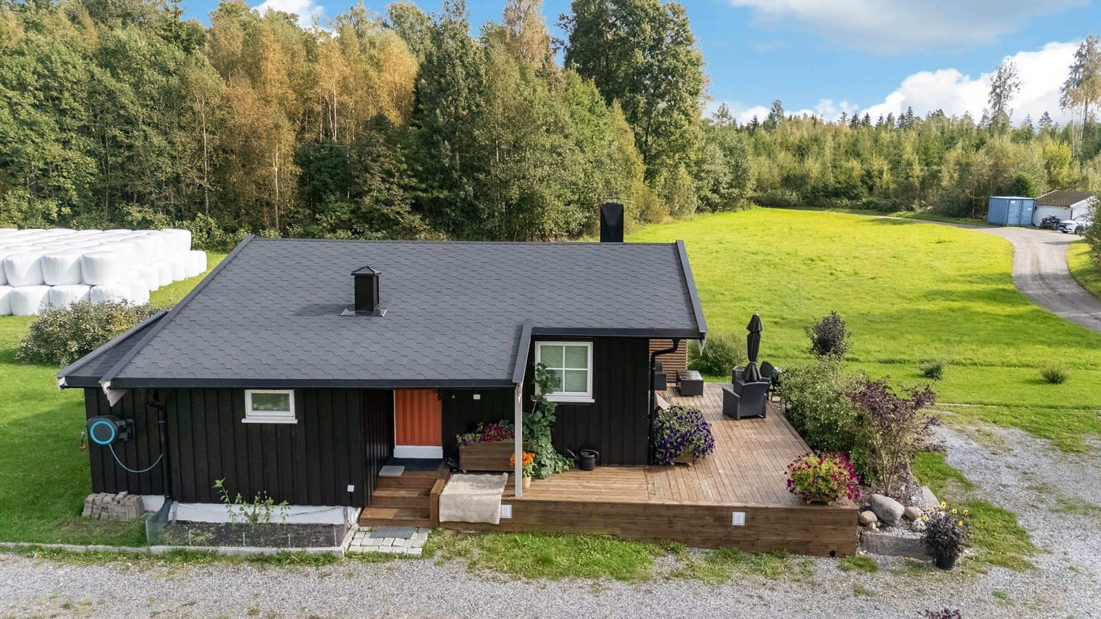 Gjestehuset/fritidsboligen er i dag leid ut (registrert som fritidsbolig og dermed ikke lovlig med helårsbeboelse) Galleribilde