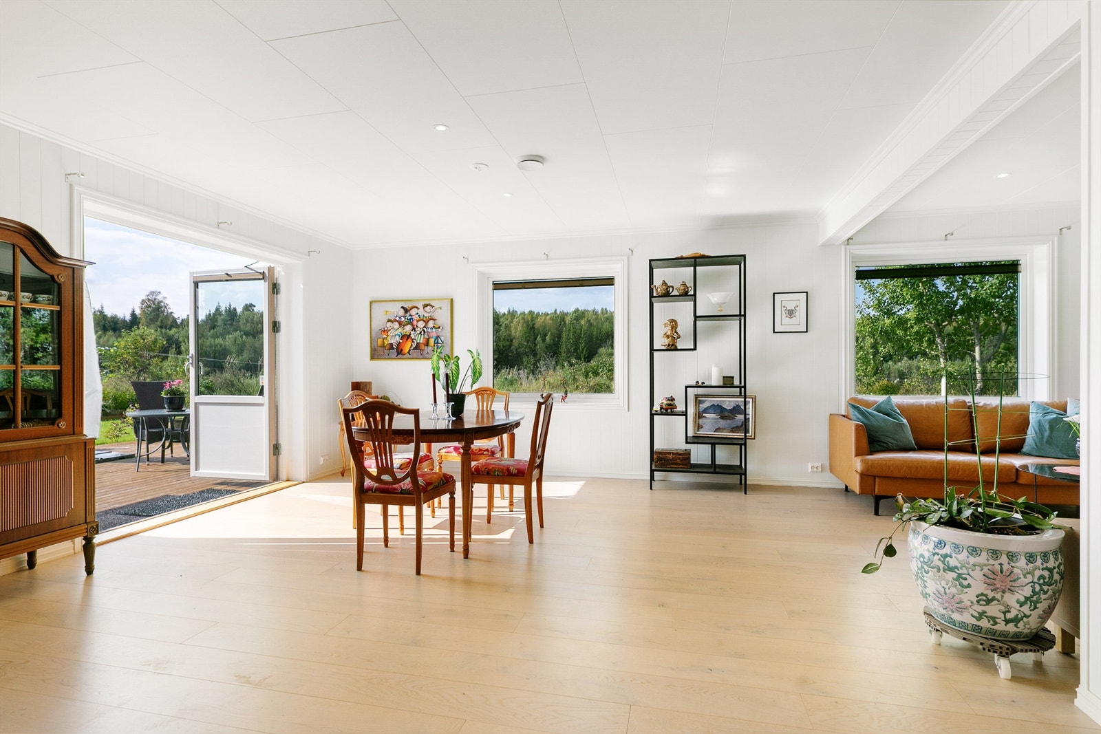 Store vindusflater slipper inn godt med naturlig lys Galleribilde