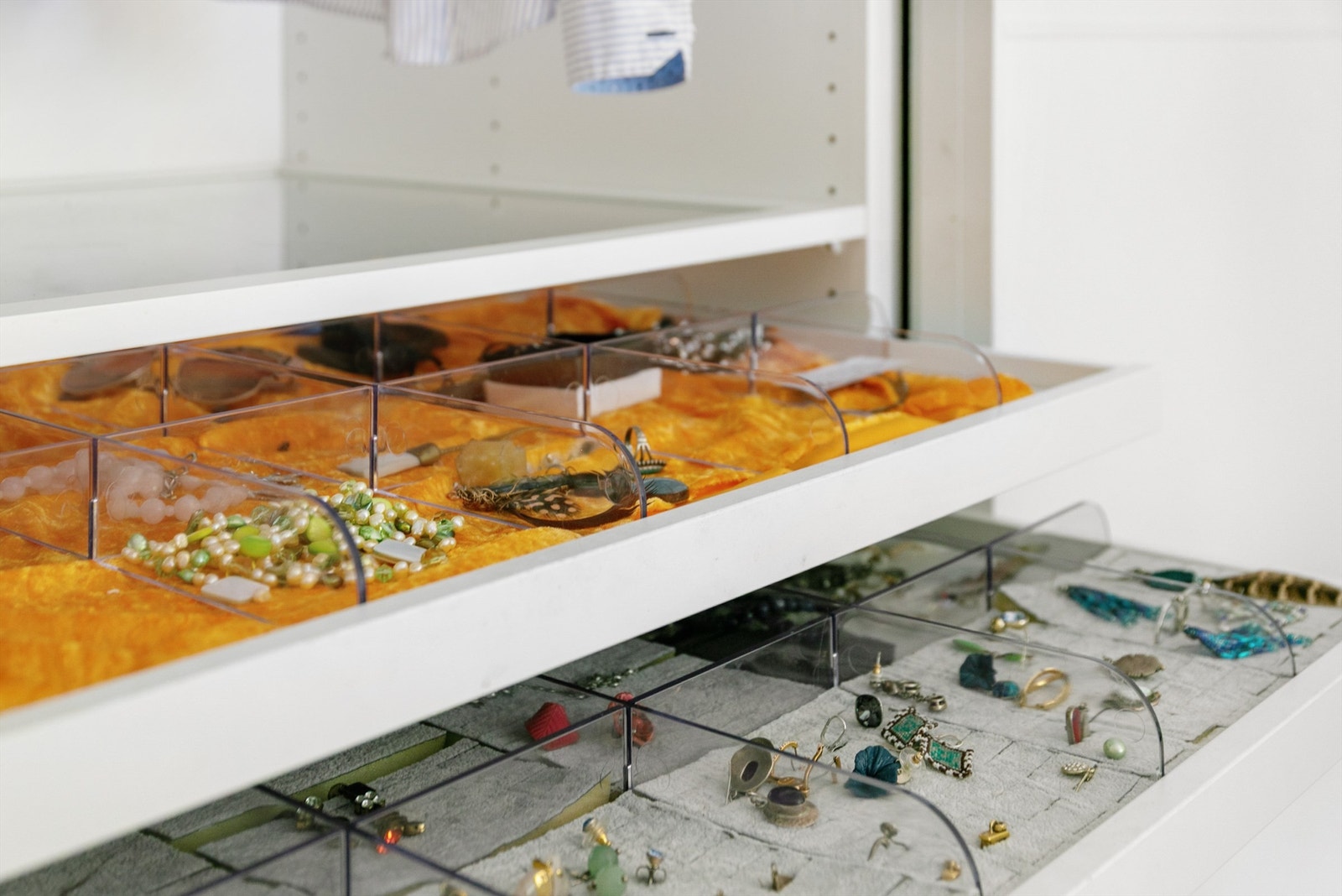 Skapet har gode oppbevaringsmuligheter for smykker/tilbehør Galleribilde