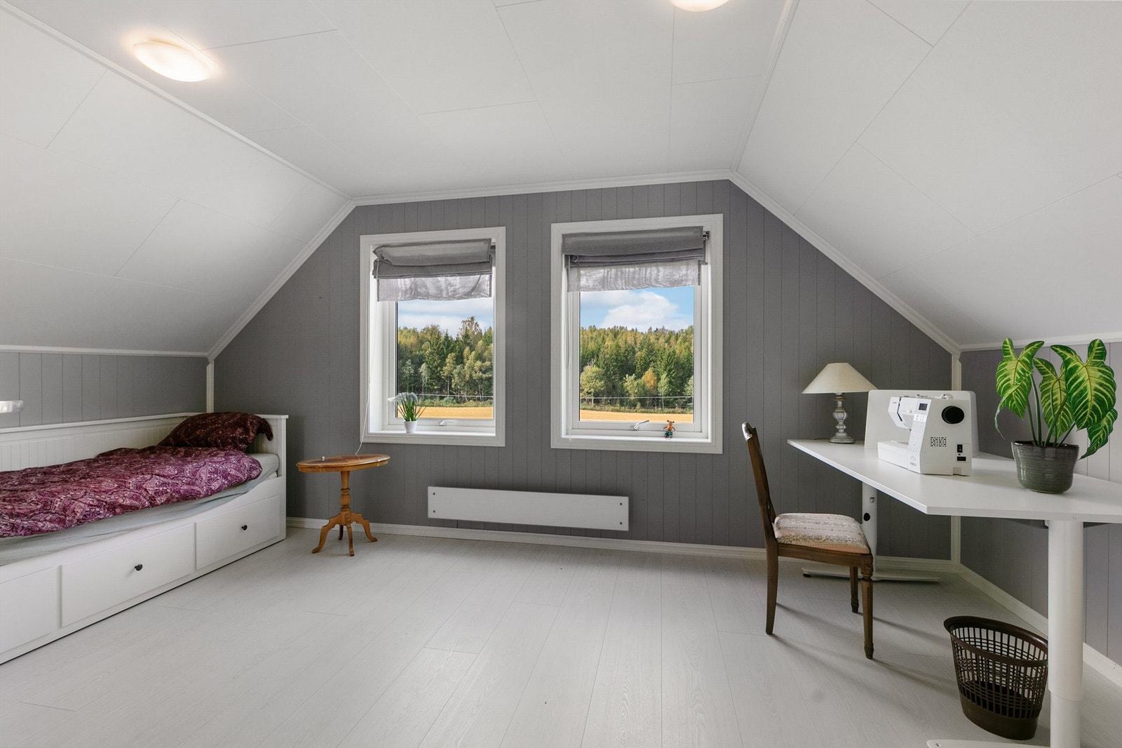 Romslig soverom med fleksible møbleringsmuligheter - kan også brukes som en ekstra stue Galleribilde