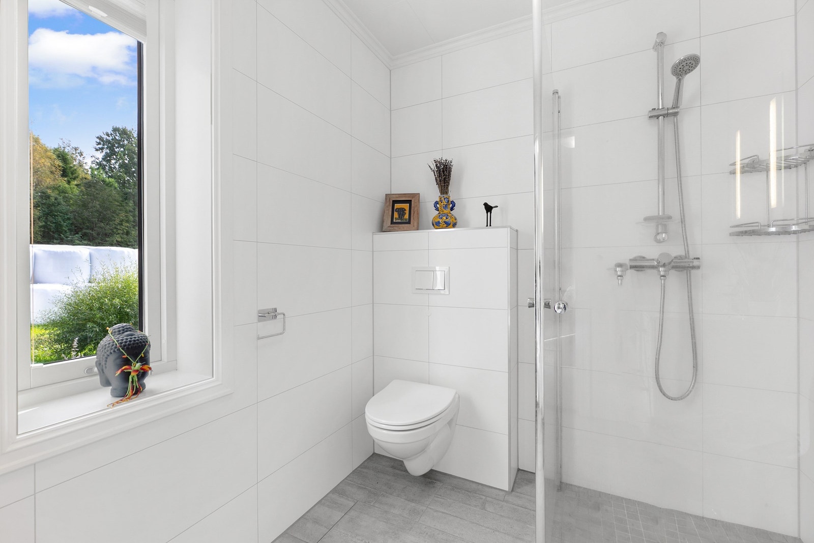 Badet er lyst og har tidløs innredning Galleribilde