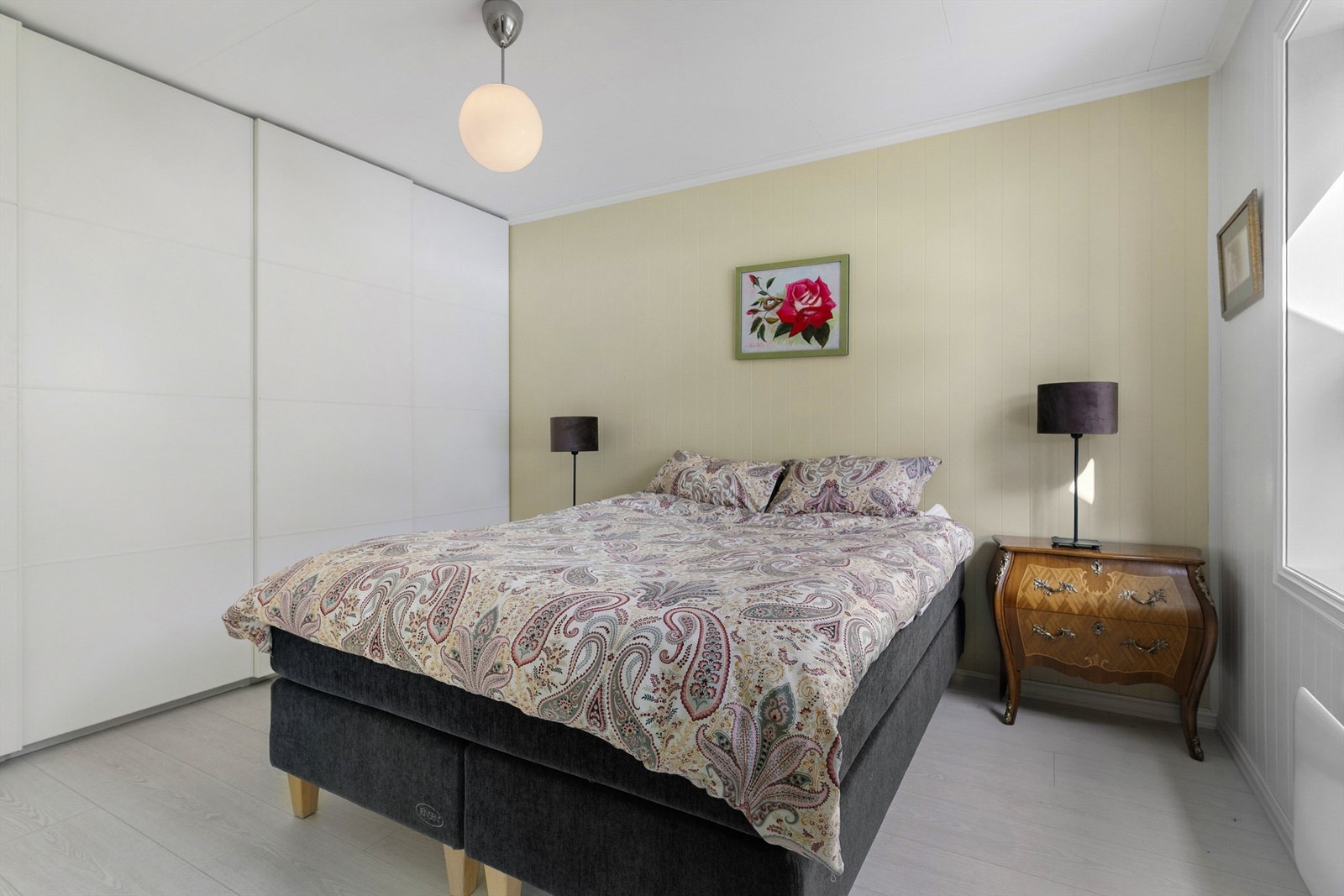 Stor skyvedørsgarderobe med oppbevaringsplass Galleribilde