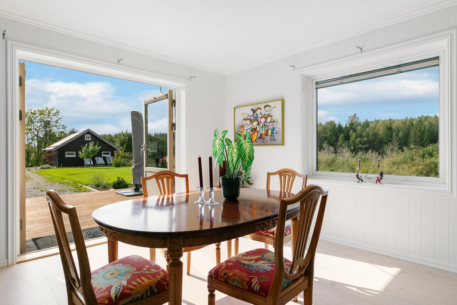 De doble terrassedørene skaper en sømløs overgang mellom inne- og uteområdet Galleribilde