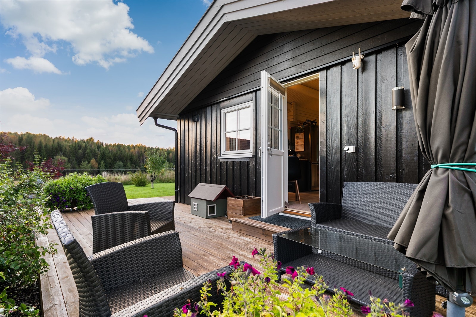 Fra stuen i gjestehuset er det utgang til terrasse på ca. 29 kvm med gode solforhold Galleribilde