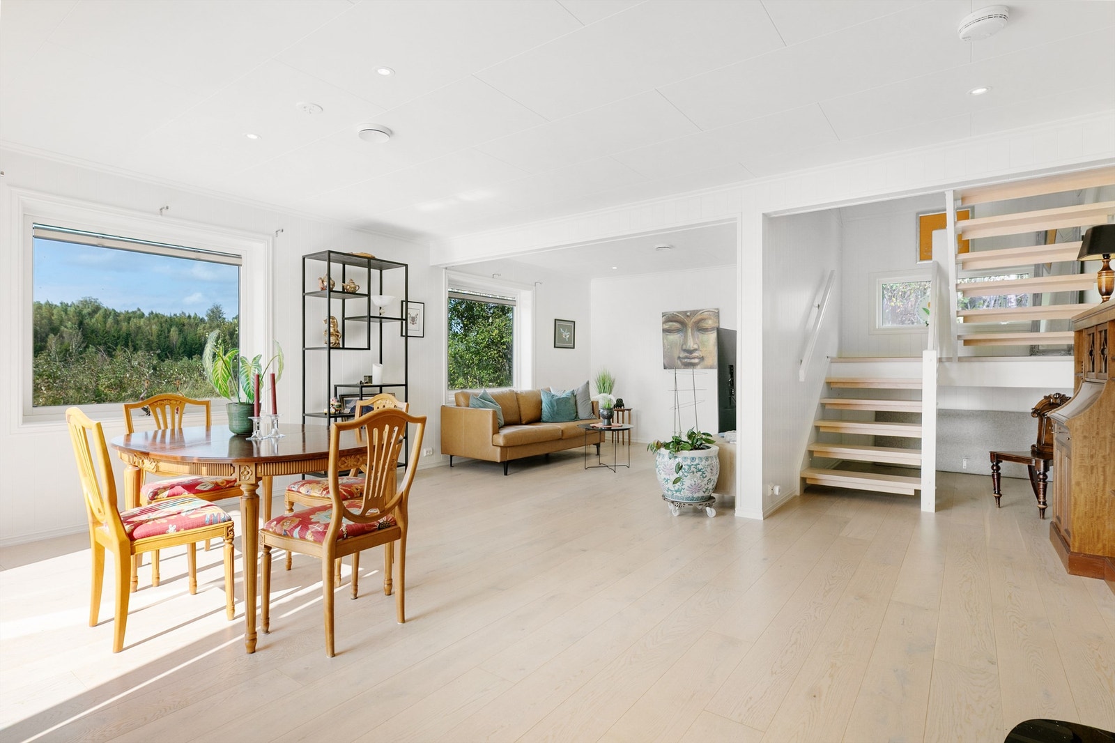 Stuen har en praktisk planløsning som gjør det mulig å dele inn i ulike soner Galleribilde