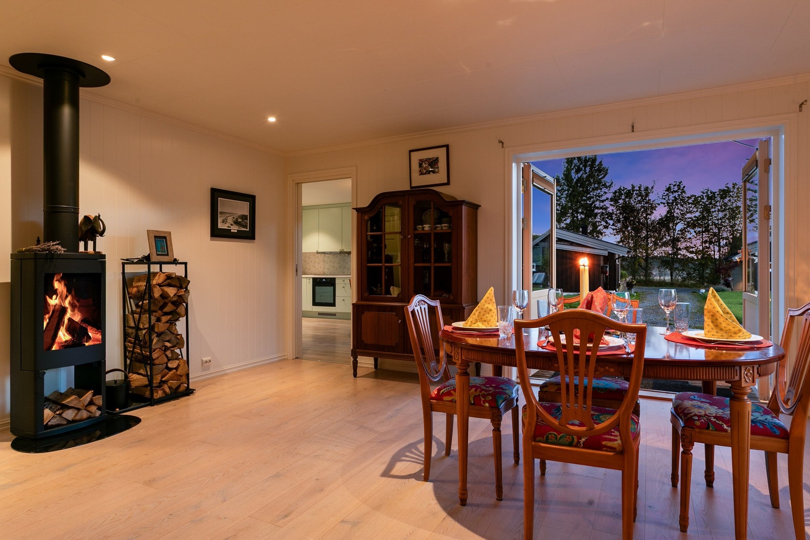 Stuen med utgang til terrasse og hage Galleribilde