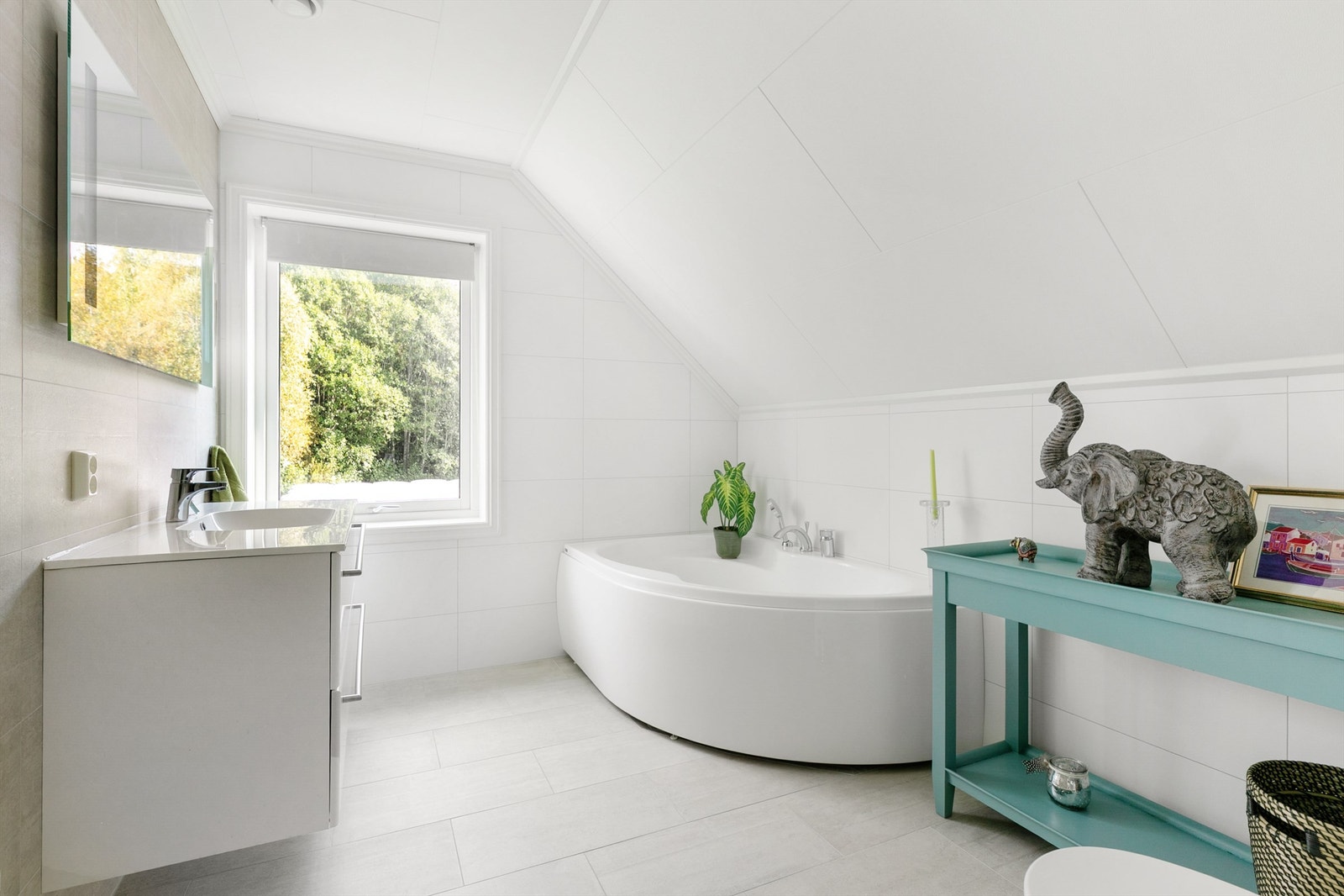 Baderommet i 2. etasje er utstyrt med stort hjørnebadekar Galleribilde