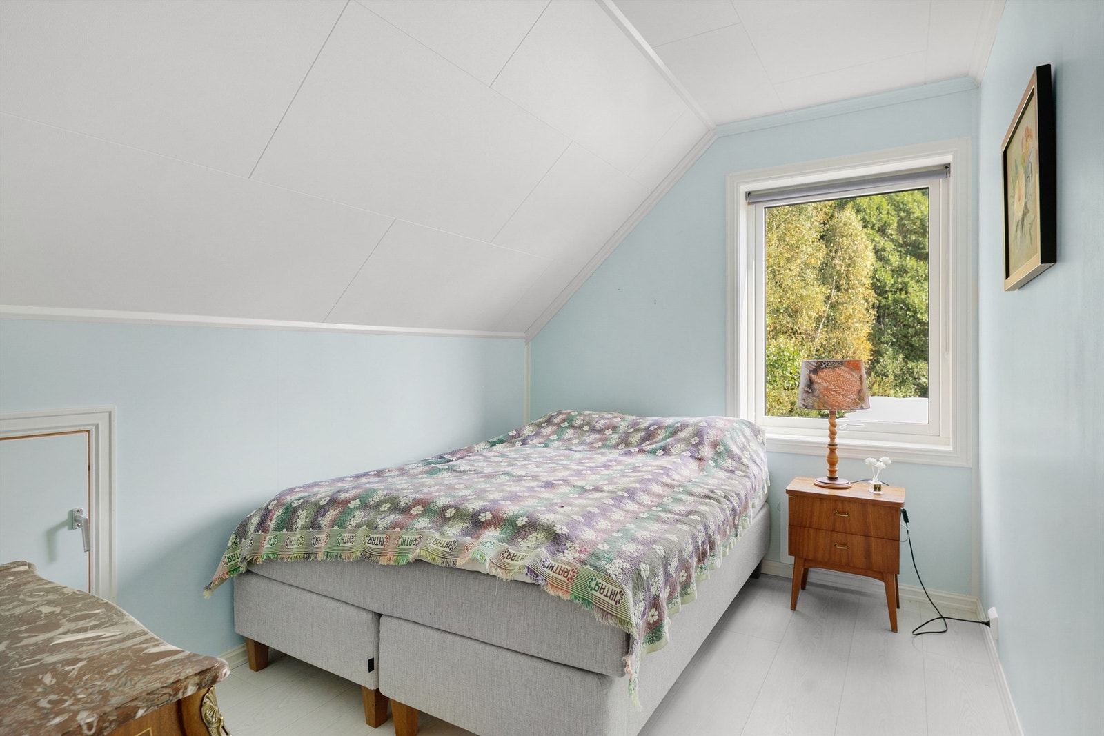 Soverom innredet med dobbeltseng Galleribilde