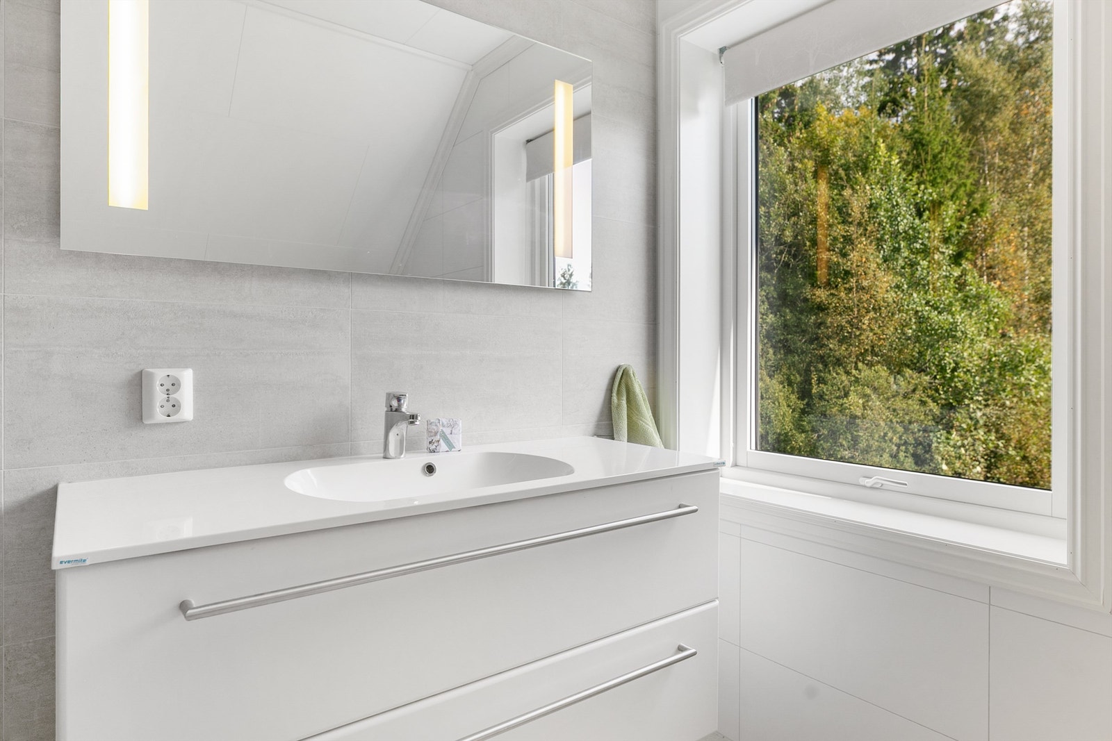 Tidløs baderomsinnredning med slette, hvite fronter Galleribilde