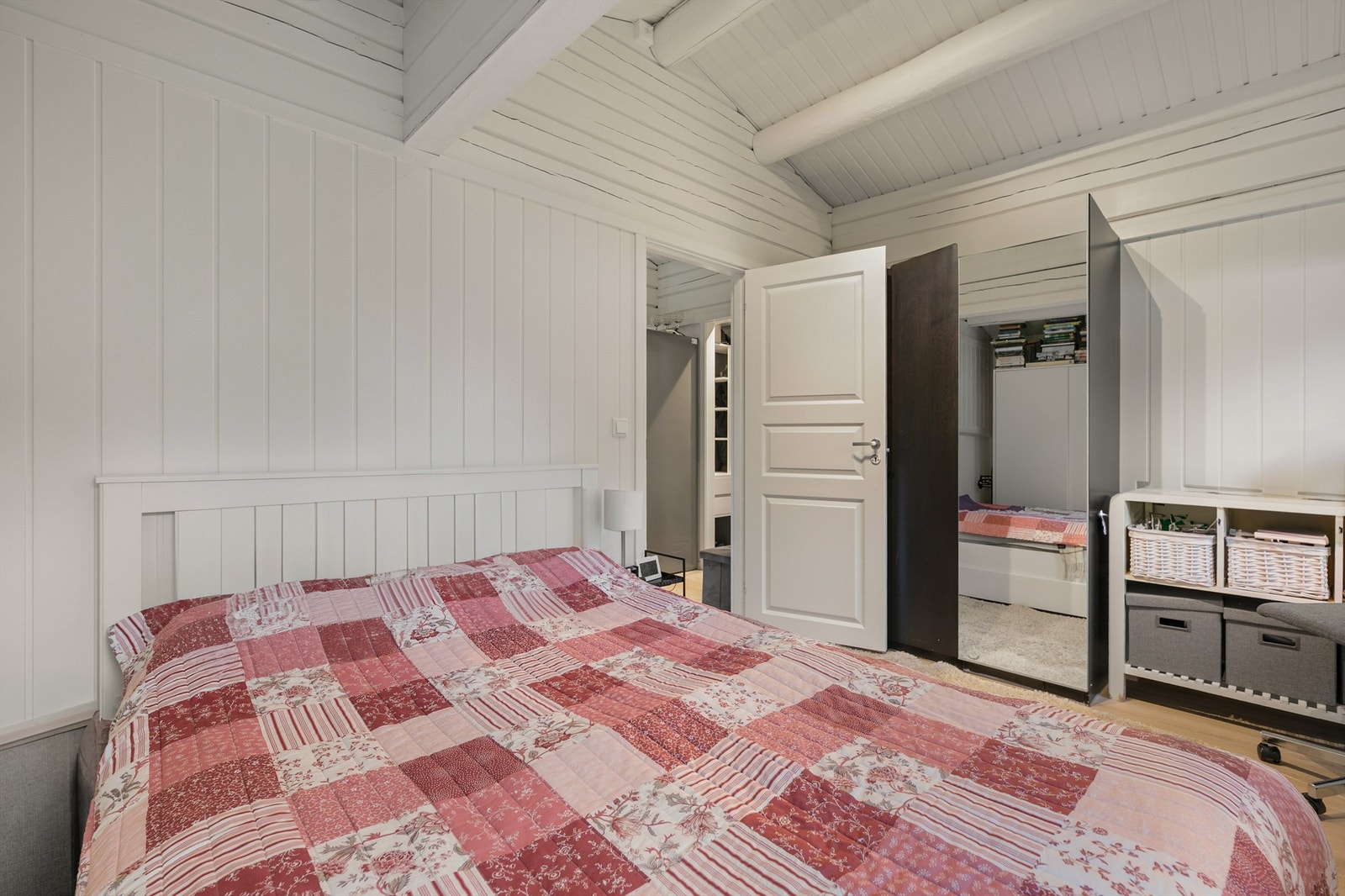 Romslig soverom med god plass til dobbeltseng og garderobe Galleribilde