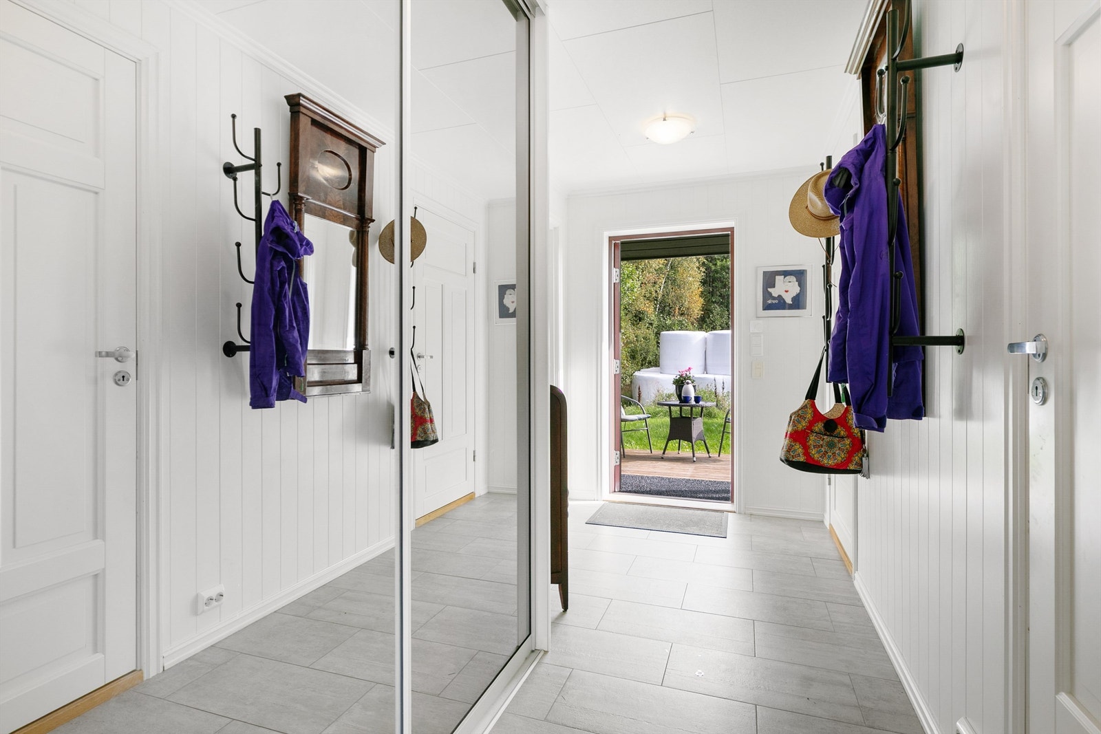 Lys entré med skyvedørsskap for oppheng av yttertøy Galleribilde