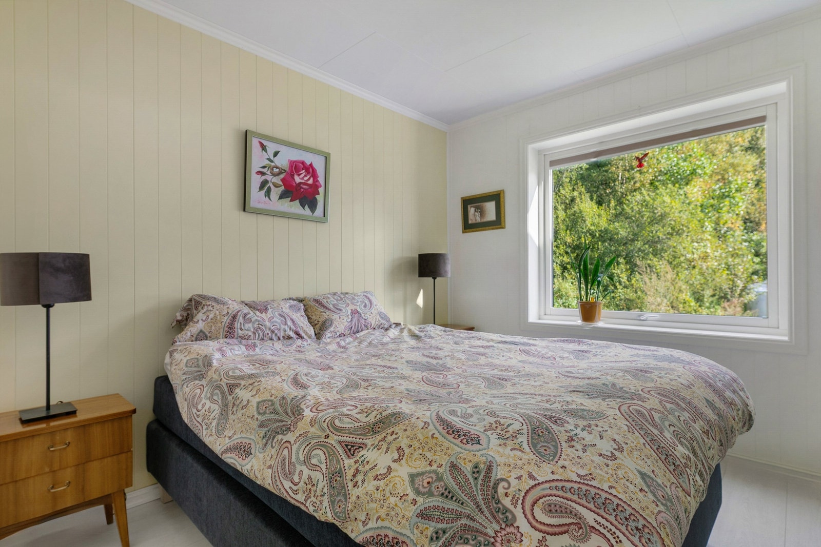 Hovedsoverommet er i 1. etasje med god plass til dobbeltseng Galleribilde