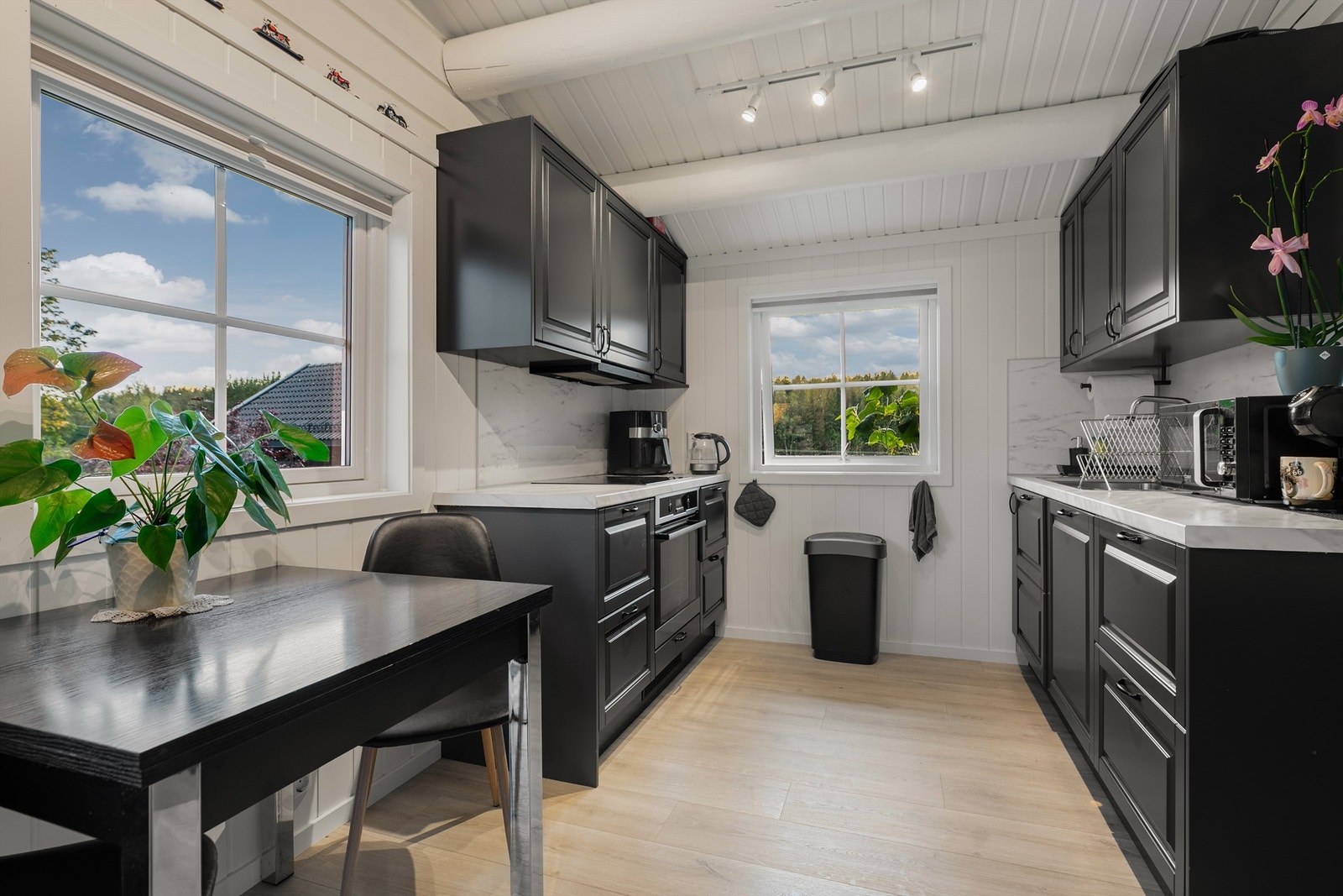 Kjøkkenet med klassiske, profilerte fronter og benkeplate i laminat Galleribilde