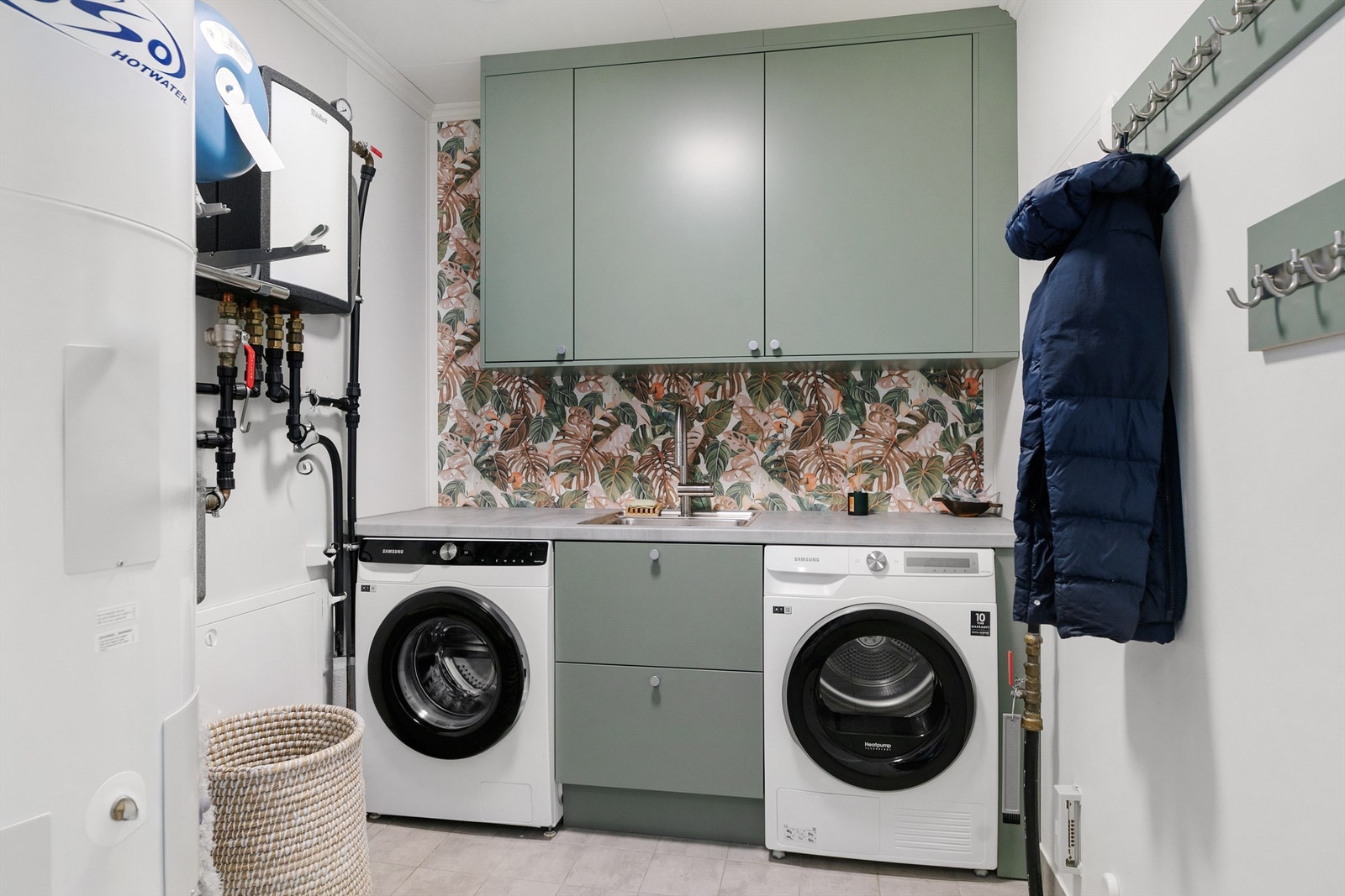 Vaskerom/teknisk rom med praktisk innredning. Dobbelmantlet VV-bereder 210/140 liter Galleribilde