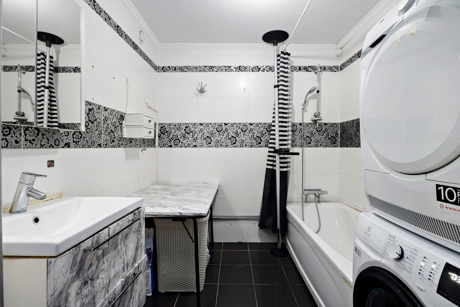 Flislagt baderom med badekar Galleribilde