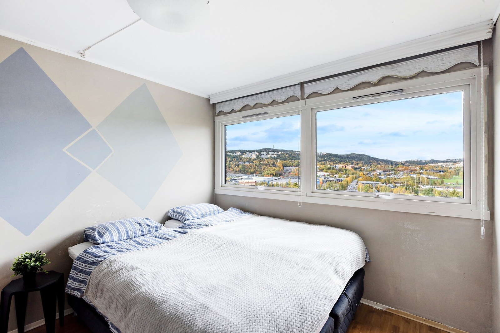 Her har du god plass til dobbeltseng, garderobeskap og tilhørende møblement Galleribilde