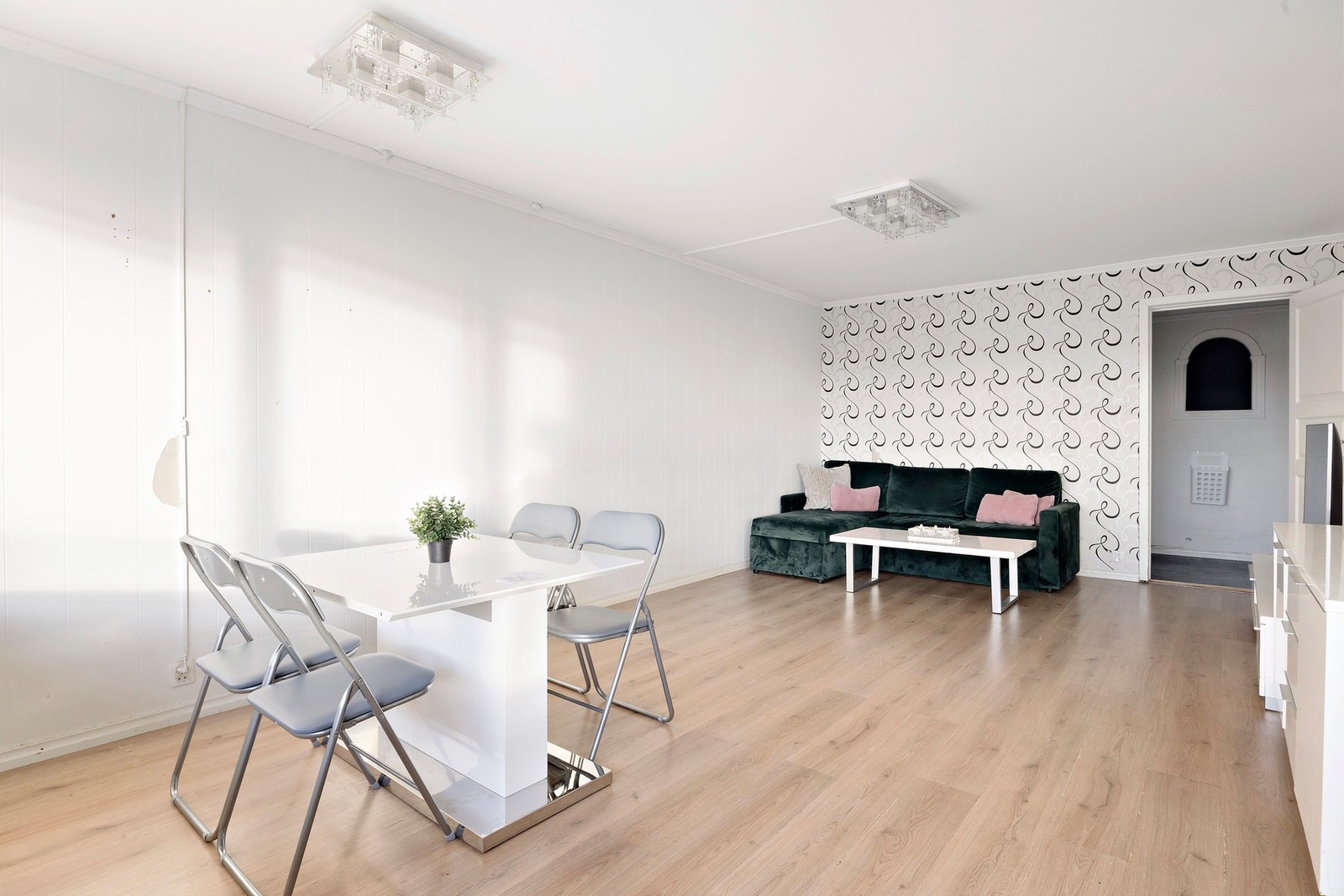 Romslig stue med praktisk planløsning. Galleribilde