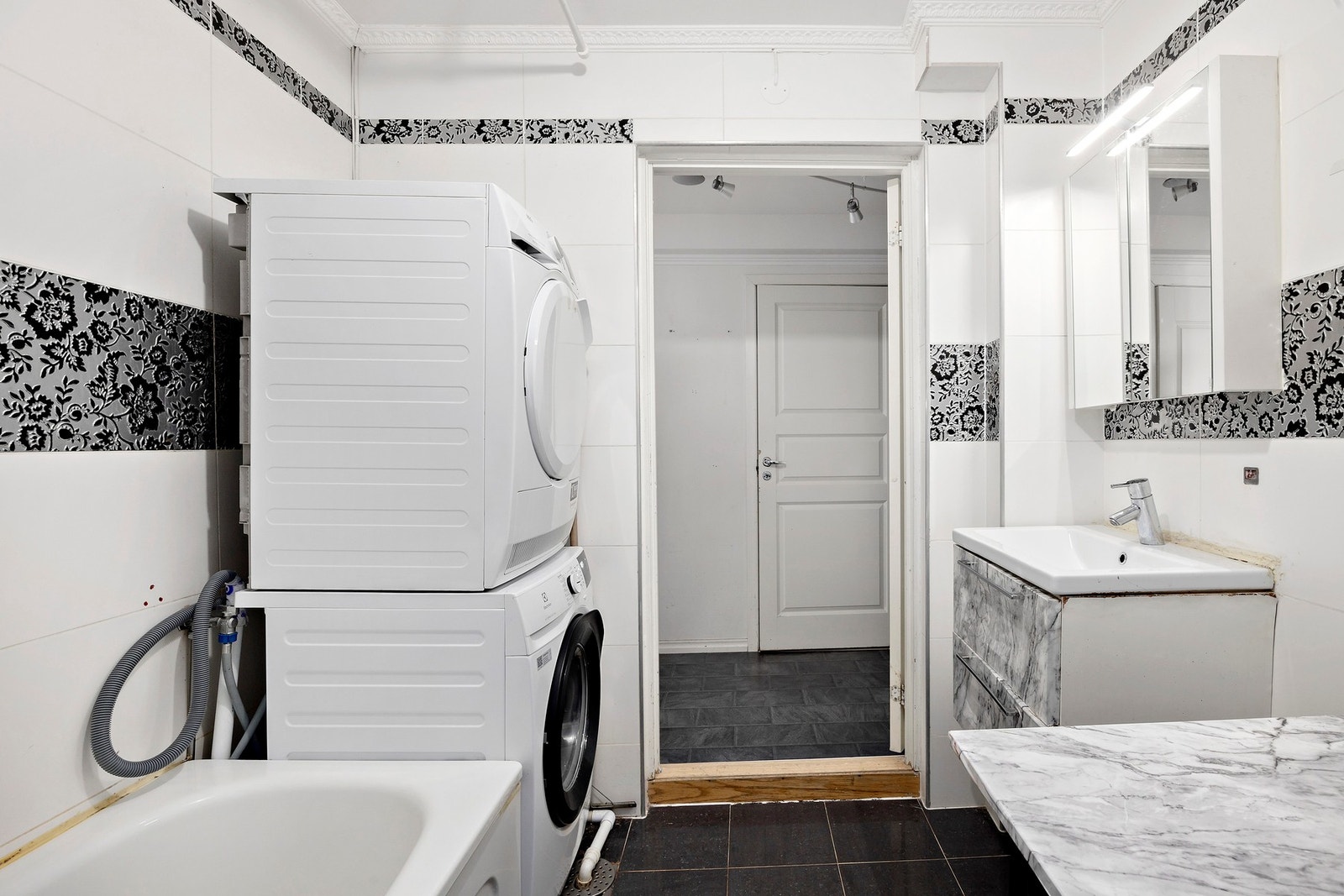 Baderommet har opplegg for vaskemaskin. Galleribilde