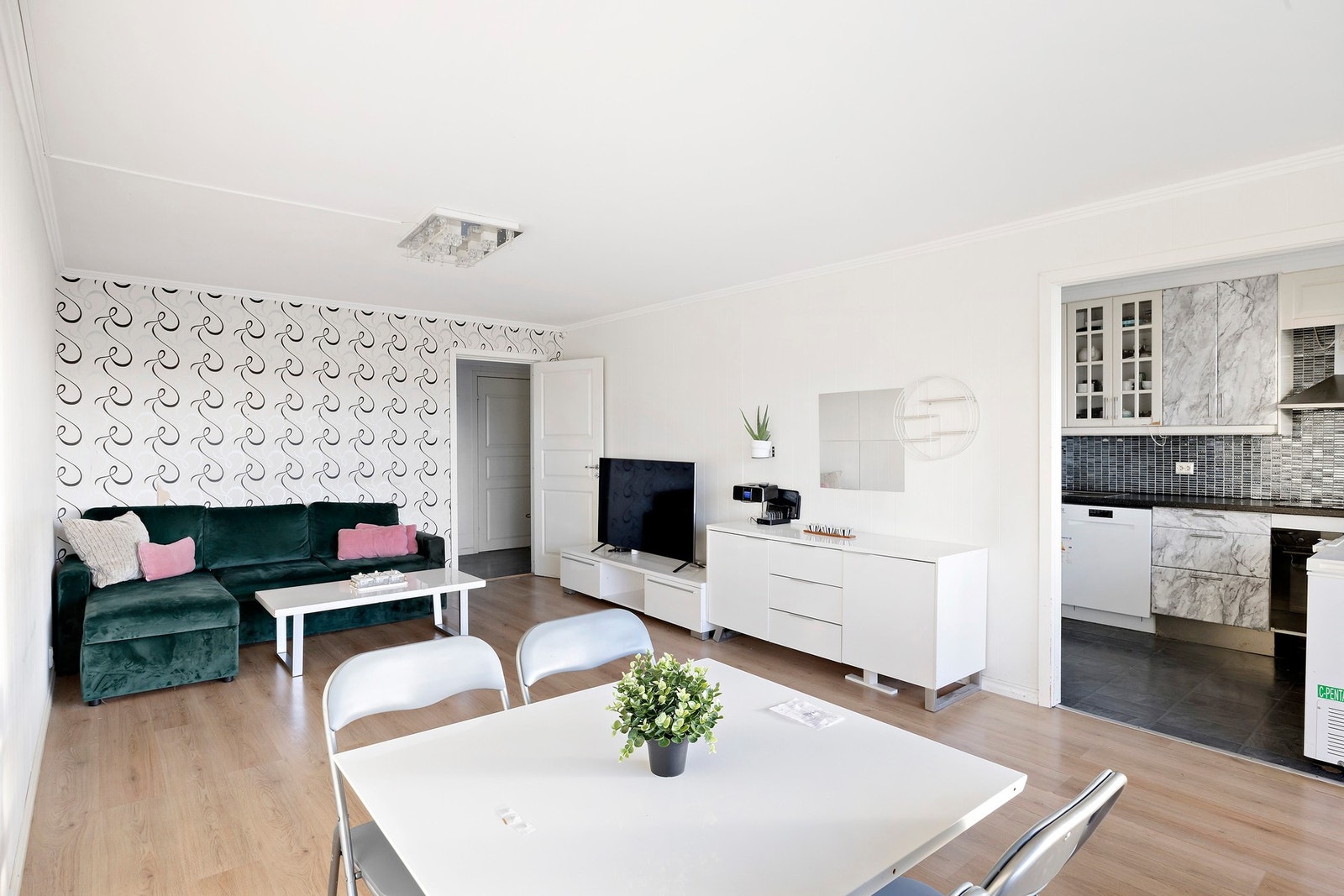 Her har du god plass til sofa, spisegruppe og tilhørende møblement Galleribilde