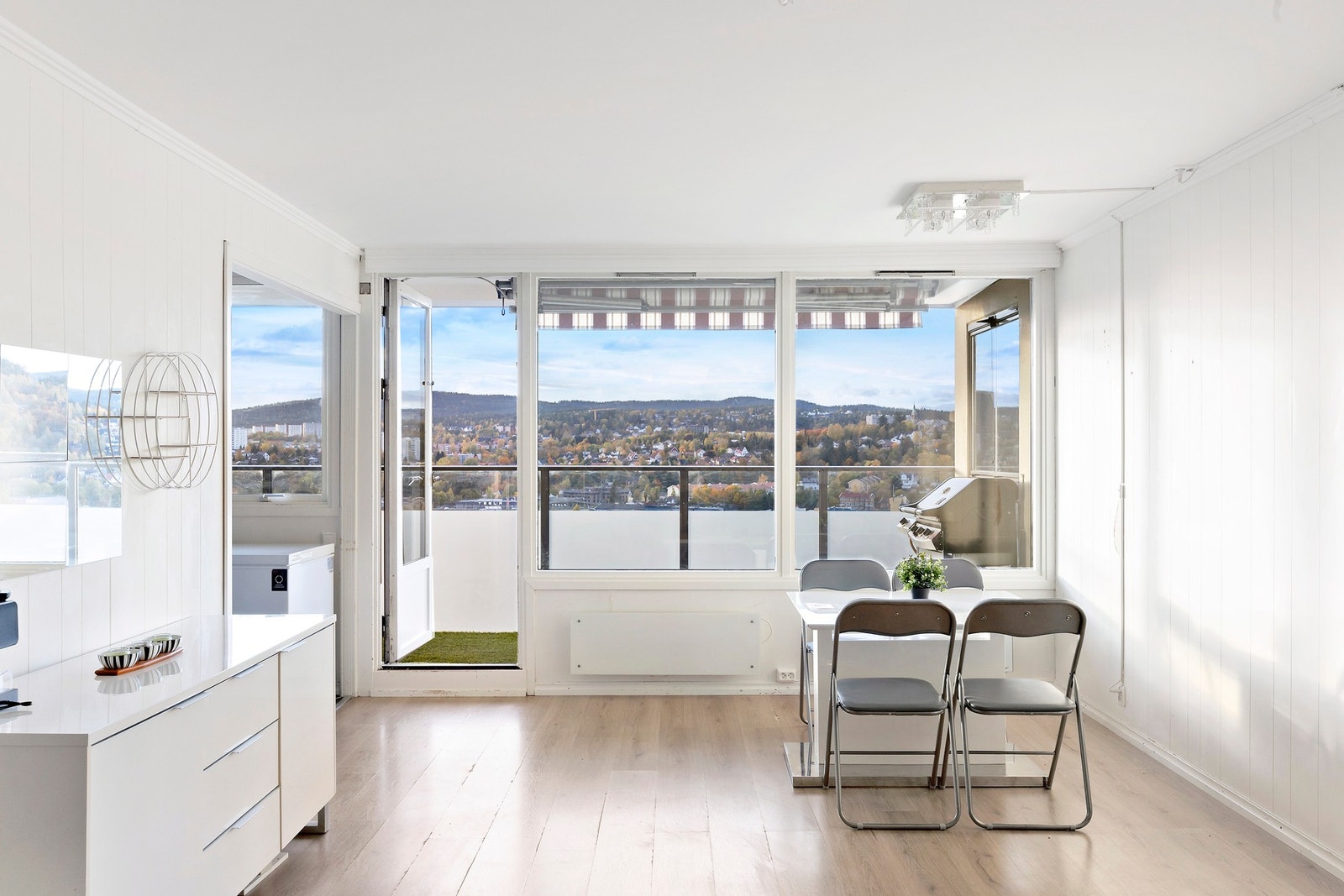 Fra stuen har du direkte adgang til balkong på 12 kvm Galleribilde